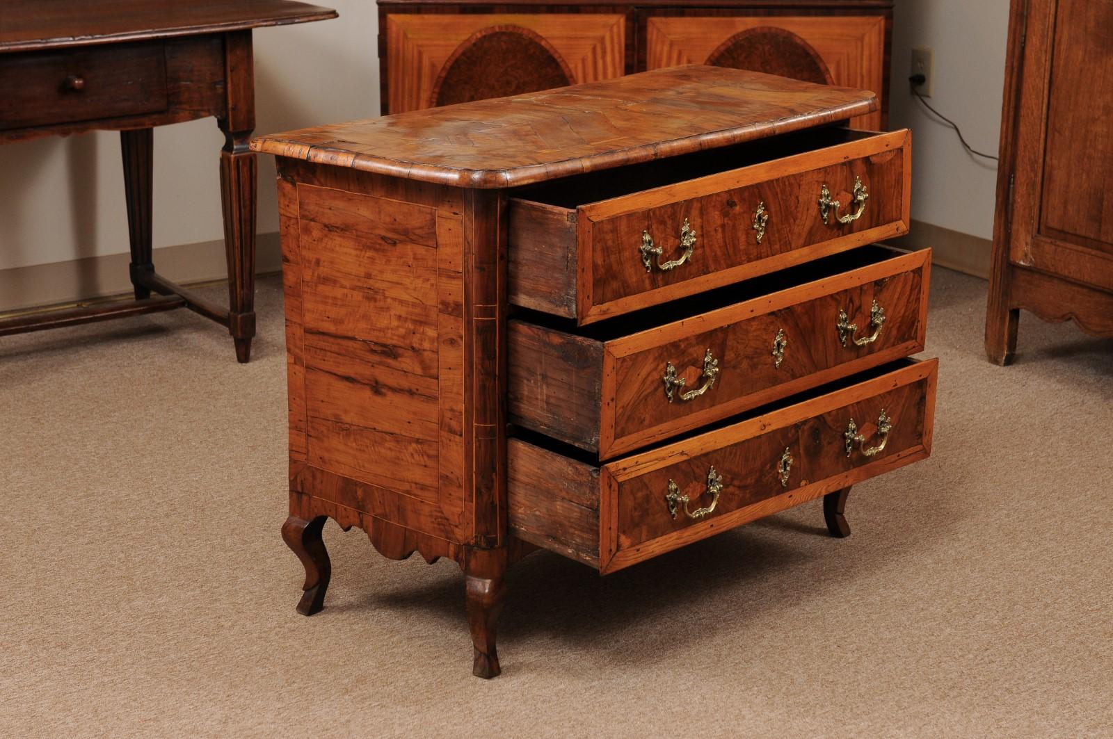 18th Century Italian 3-Drawer Commode in Olivewood with Cabriole Legs For Sale 2