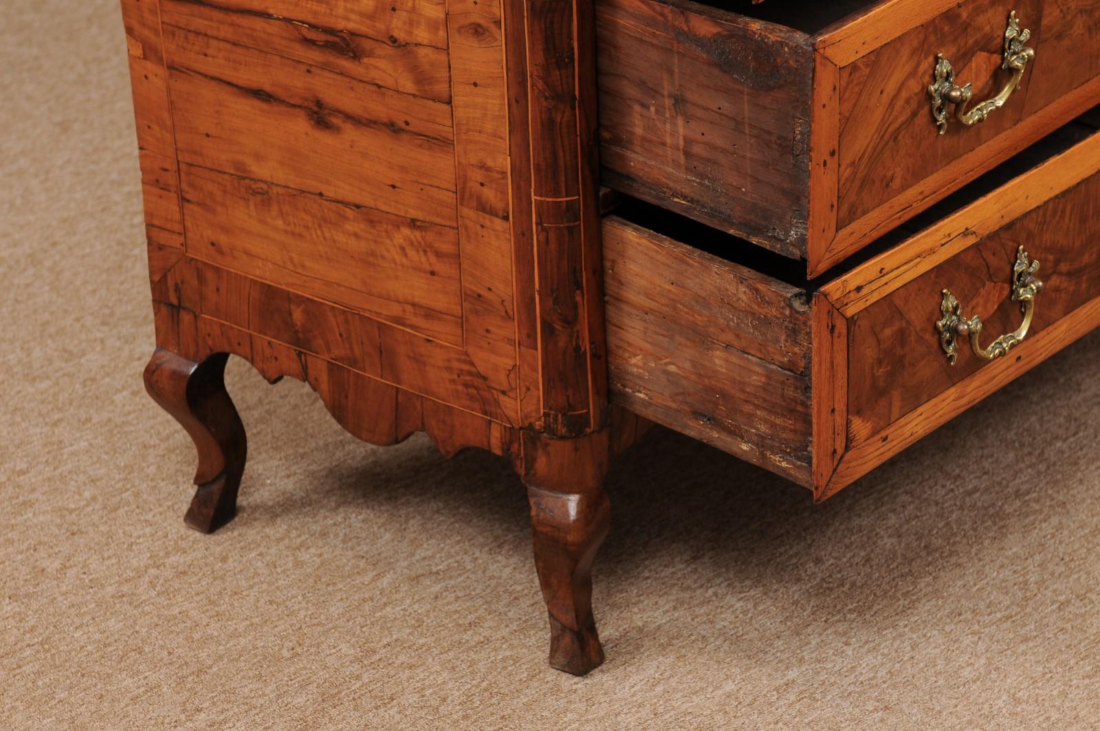 18th Century Italian 3-Drawer Commode in Olivewood with Cabriole Legs For Sale 3