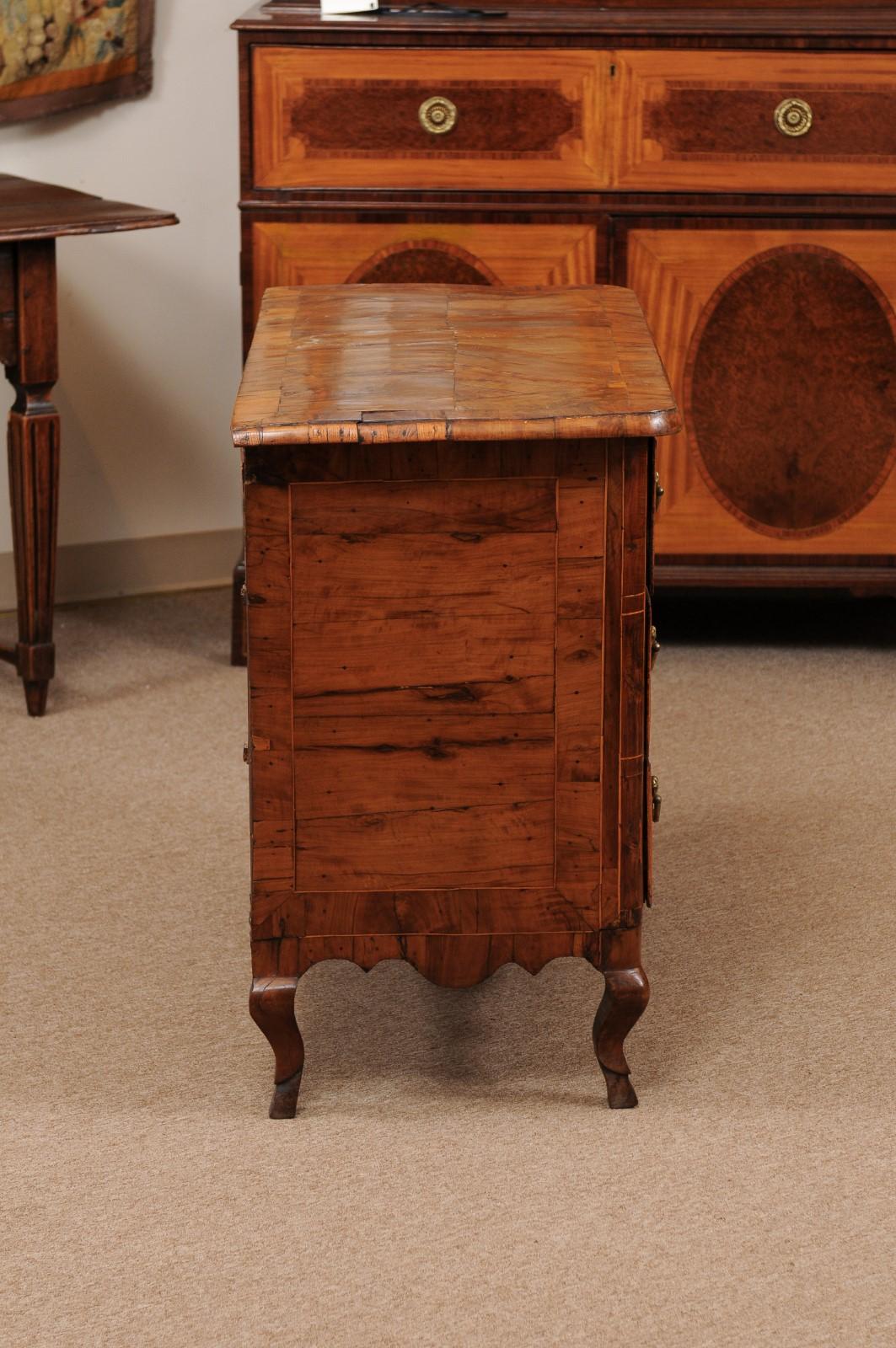 18th Century Italian 3-Drawer Commode in Olivewood with Cabriole Legs For Sale 5