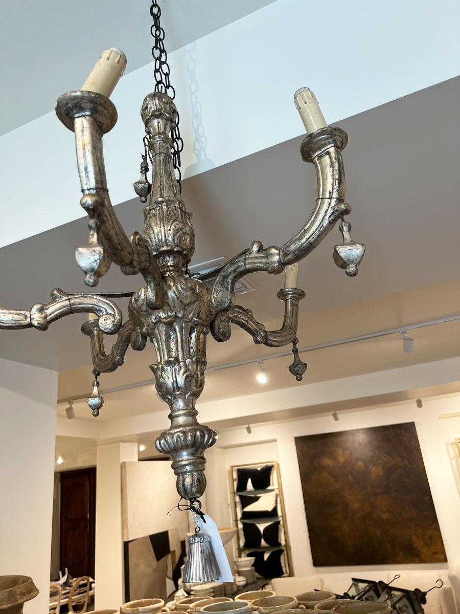 Barocco Lampadario italiano a 6 bracci a foglia d'argento del XVIII secolo in vendita