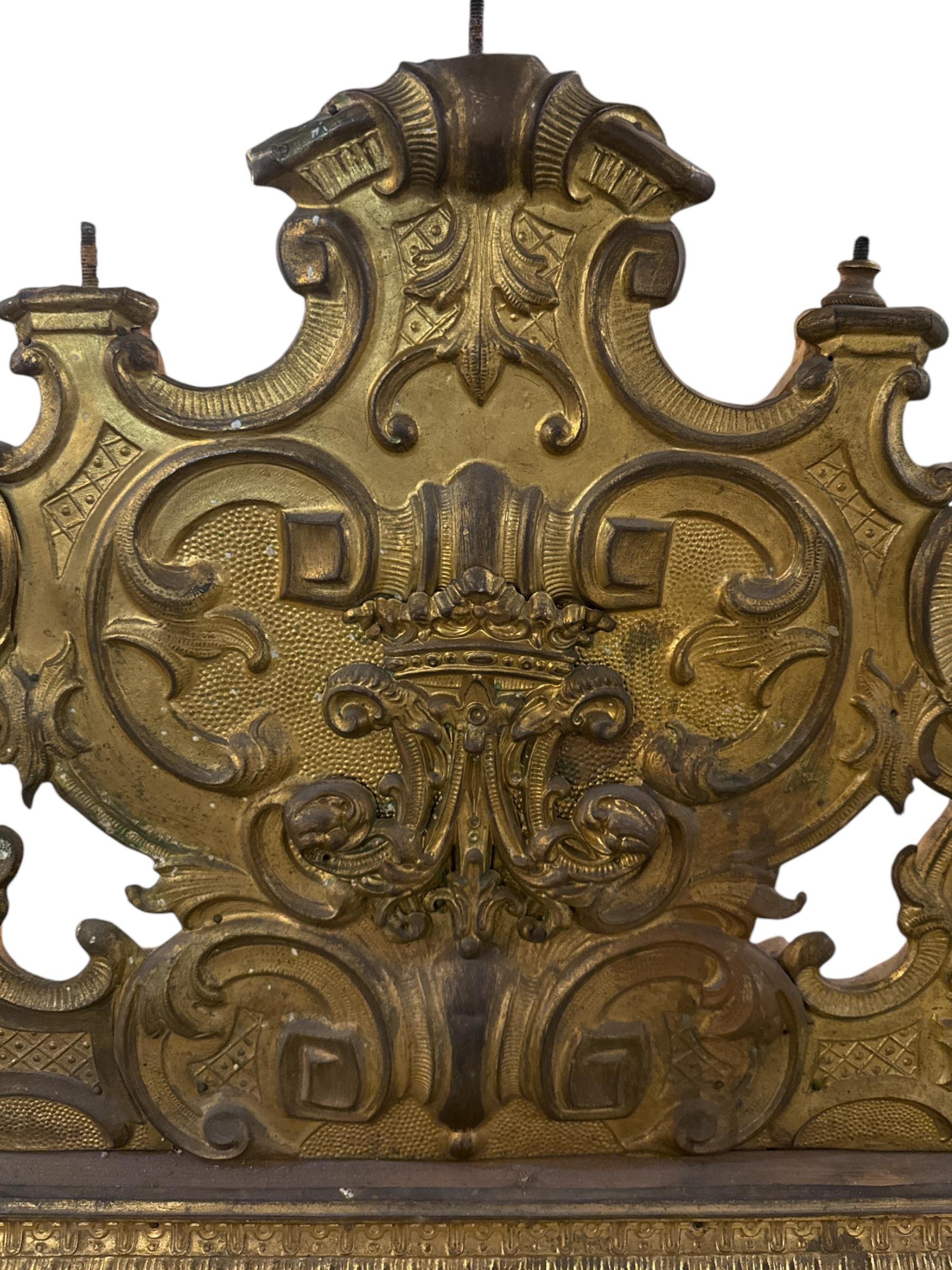 Eleva tu espacio con la grandeza de este candelabro italiano del siglo XVIII con 7 portavelas, un impresionante ejemplo de artesanía del viejo mundo y sofisticación atemporal. Forjada a mano en Italia, esta ornamentada pieza presenta elaboradas