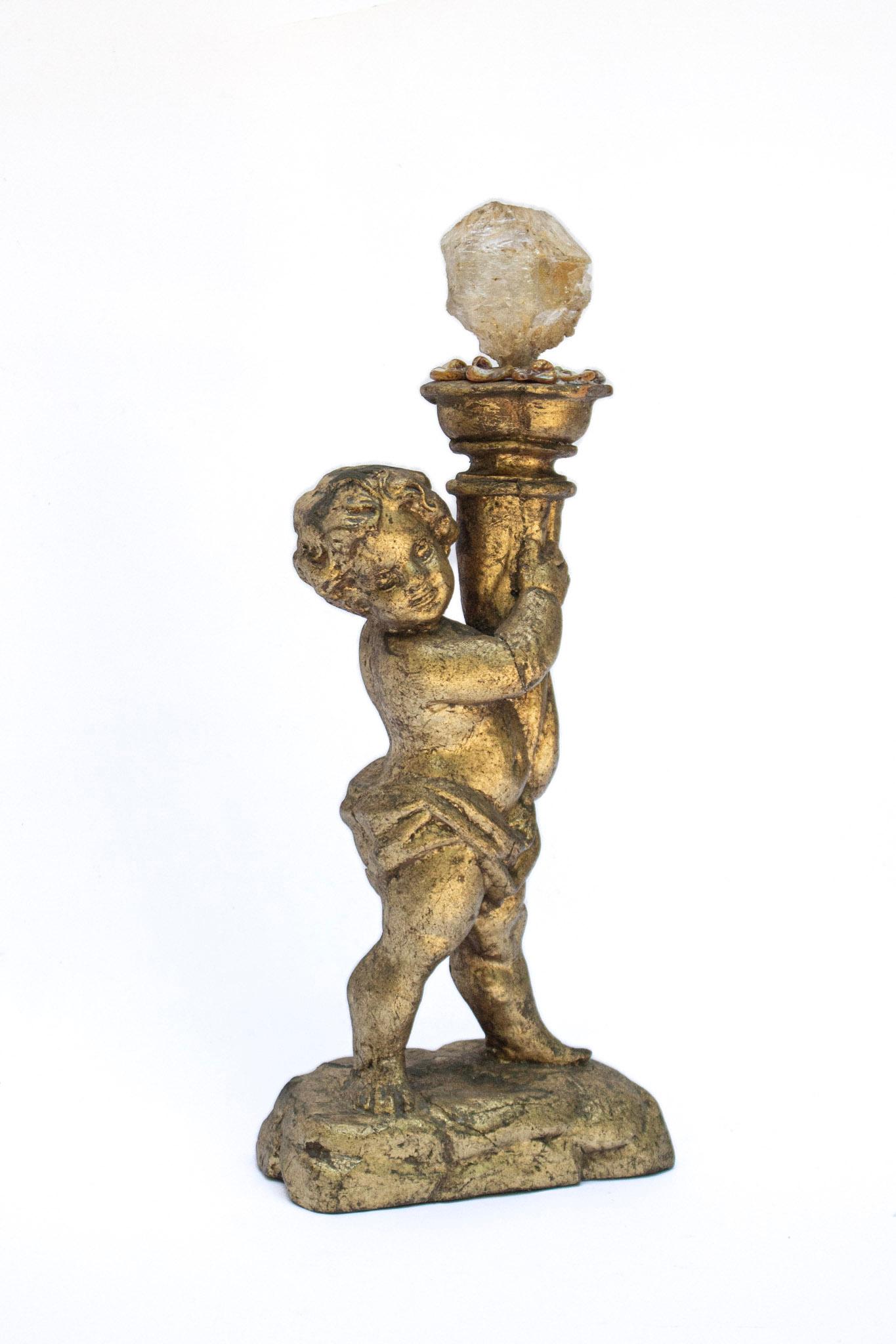 Italienischer handgeschnitzter Engel aus Blattgold aus dem 18. Jahrhundert, der eine Fackel mit einem facettierten Diamanten aus Herkimer hält, umgeben von koordinierten, natürlich geformten Barockperlen. Der Herkimer-Diamant steht an der Stelle