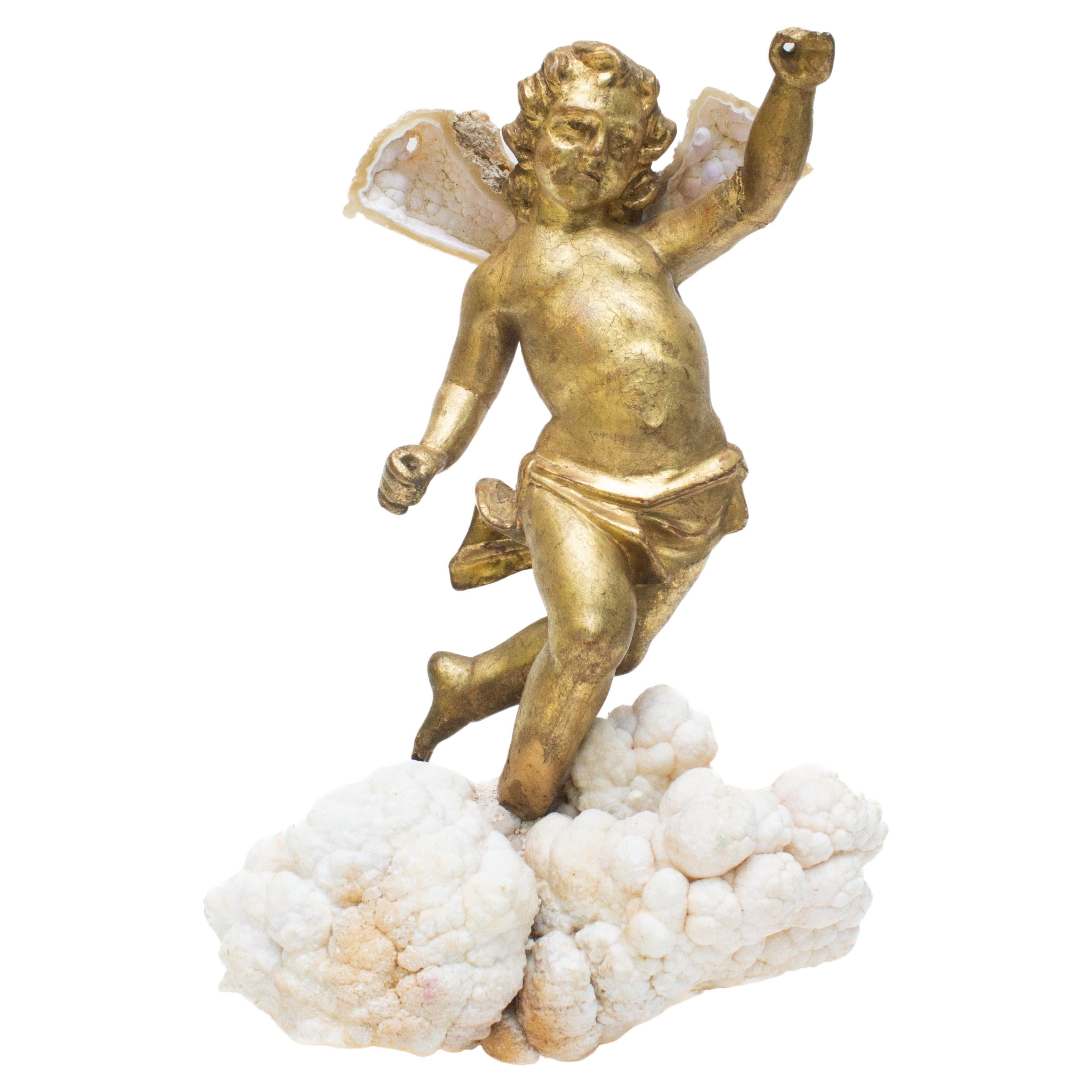 Angel italien du 18ème siècle monté avec des ailes d'ailes en agate fossile et corail sur aragonite