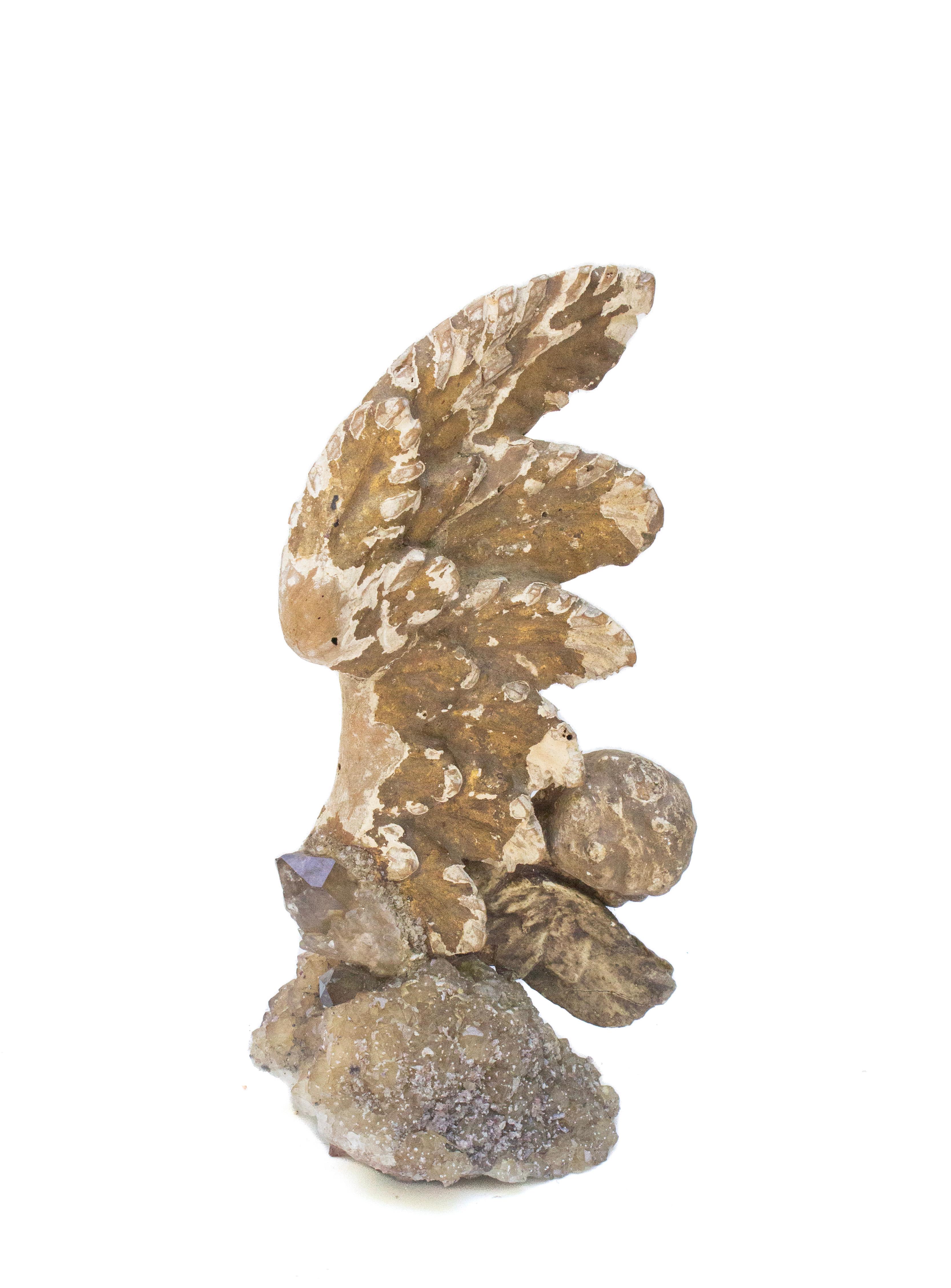 Ala d'angelo scultorea intagliata a mano del XVIII secolo, montata su un grappolo di cristallo di calcite e ornata da punte di citrino e unita a una testa d'angelo o 