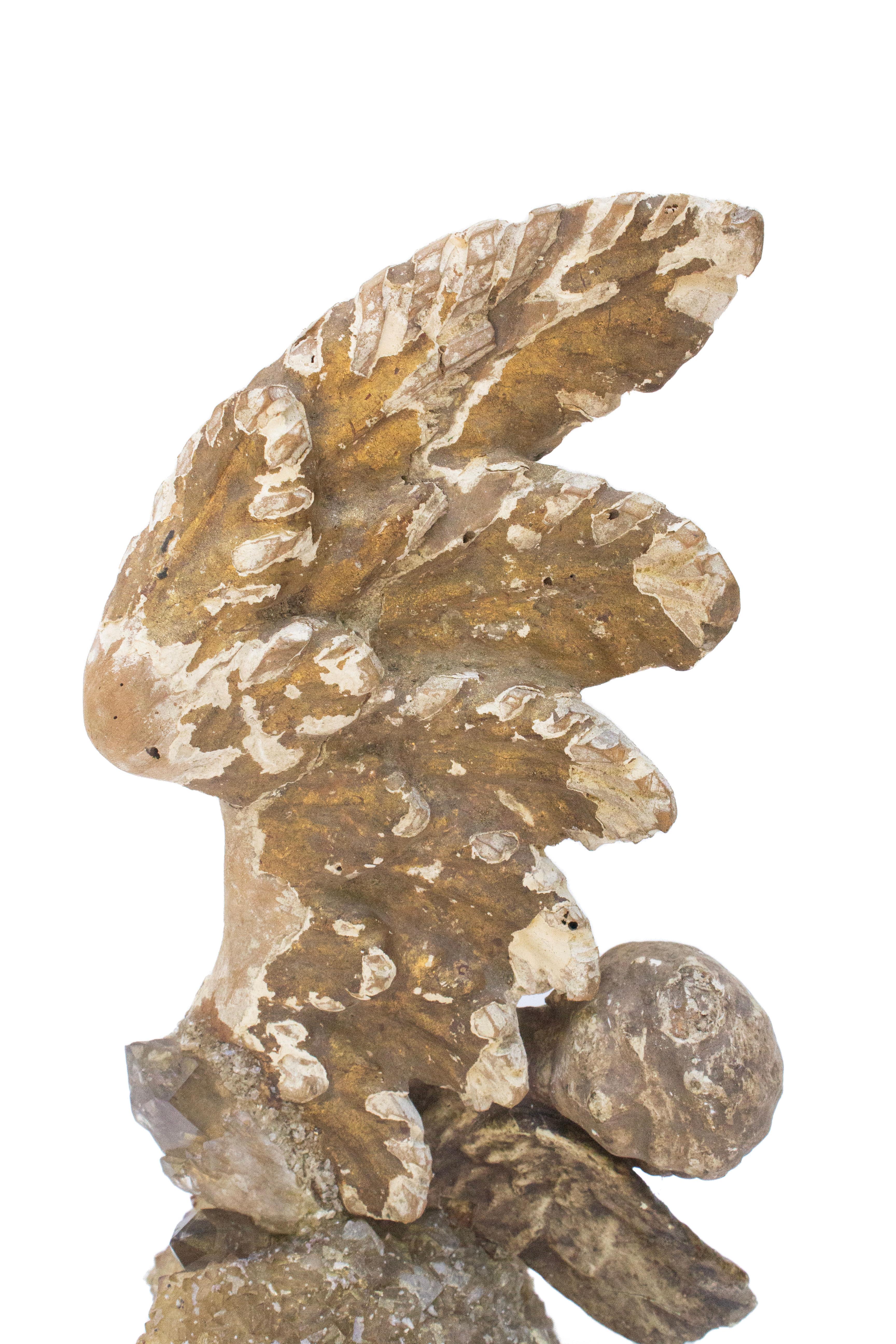 Intagliato a mano Ala d'angelo e putto italiano del XVIII secolo su calcite con punte di citrino in vendita