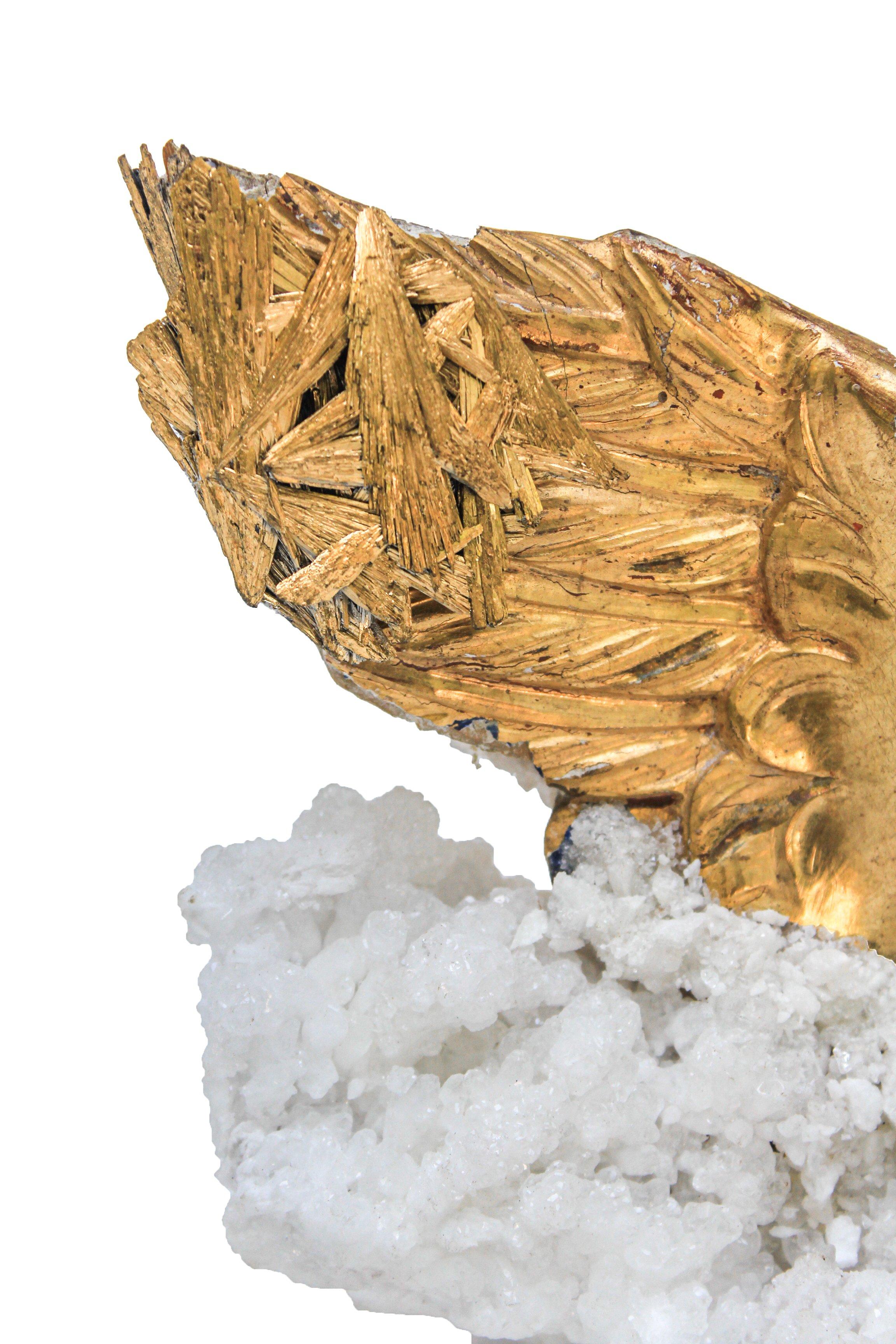 Rococò Ala d'angelo italiana del XVIII secolo con kianite d'oro su una base di cristallo d'aragonite in vendita