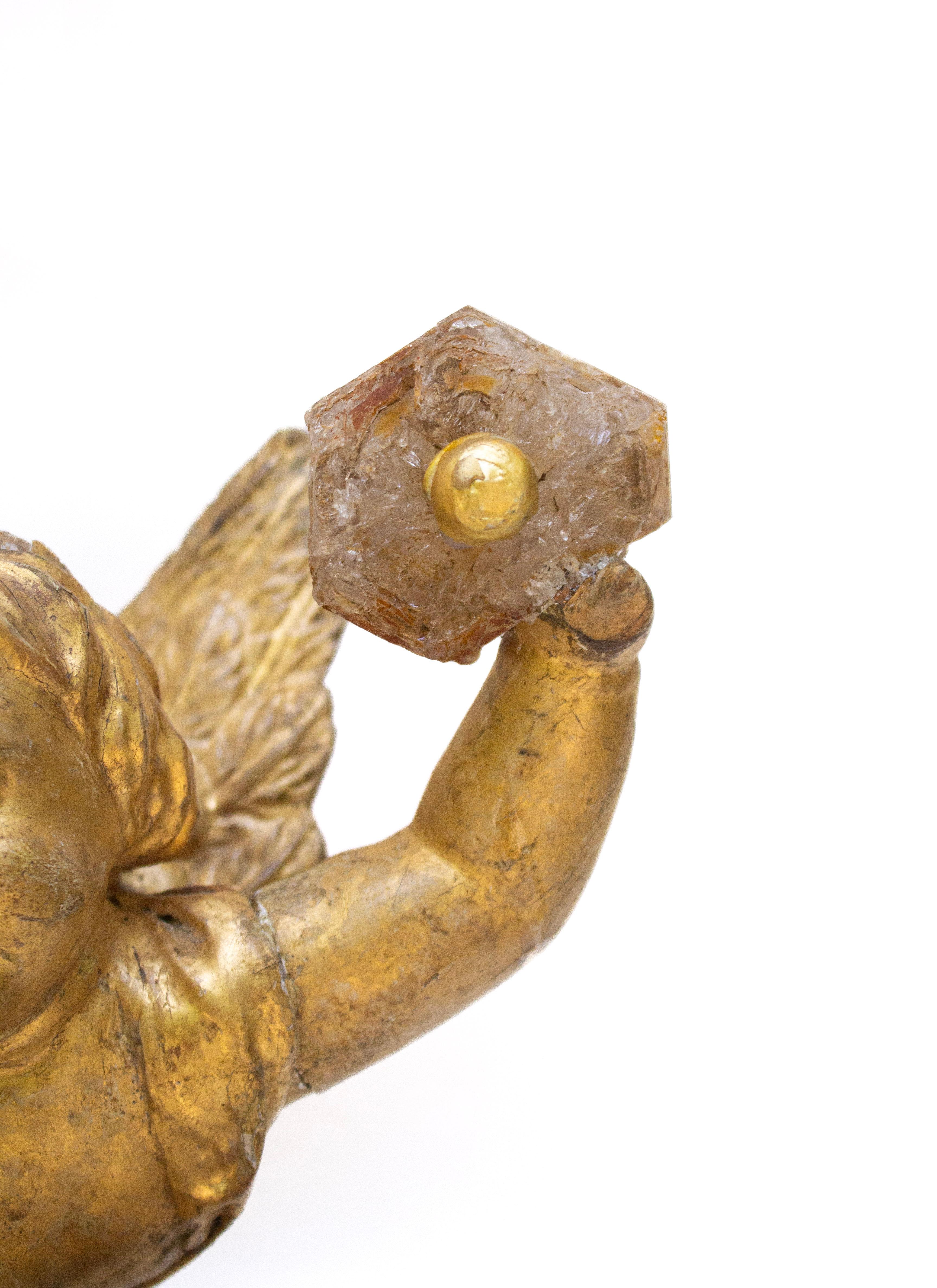 Italienischer Engel des 18. Jahrhunderts mit Herkimer-Diamant auf Glimmer in Matrix (Handgeschnitzt) im Angebot