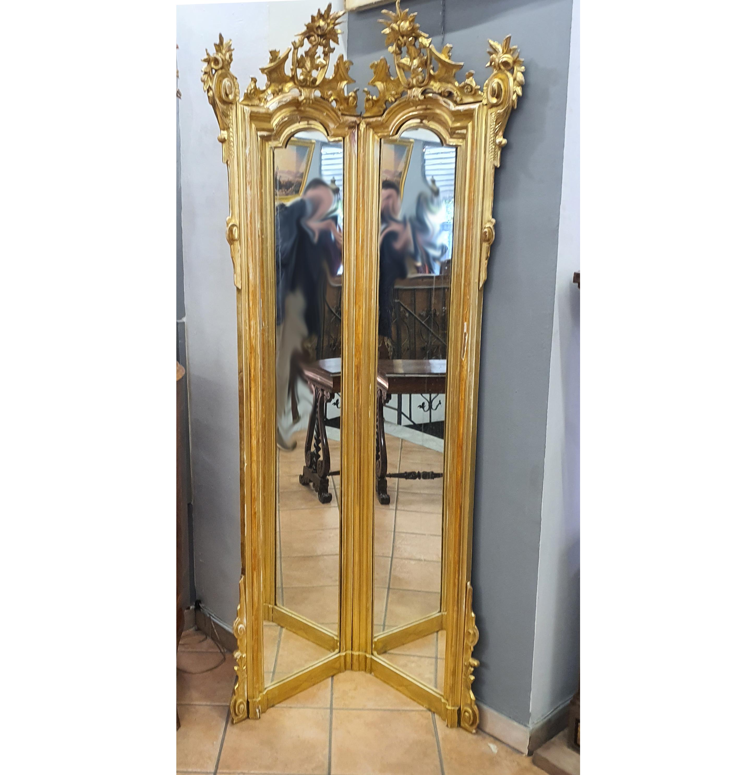 Elegant and unique corner floor mirror, made of gilded wood with pure gold leaf. It comes from an important Italian noble residence.