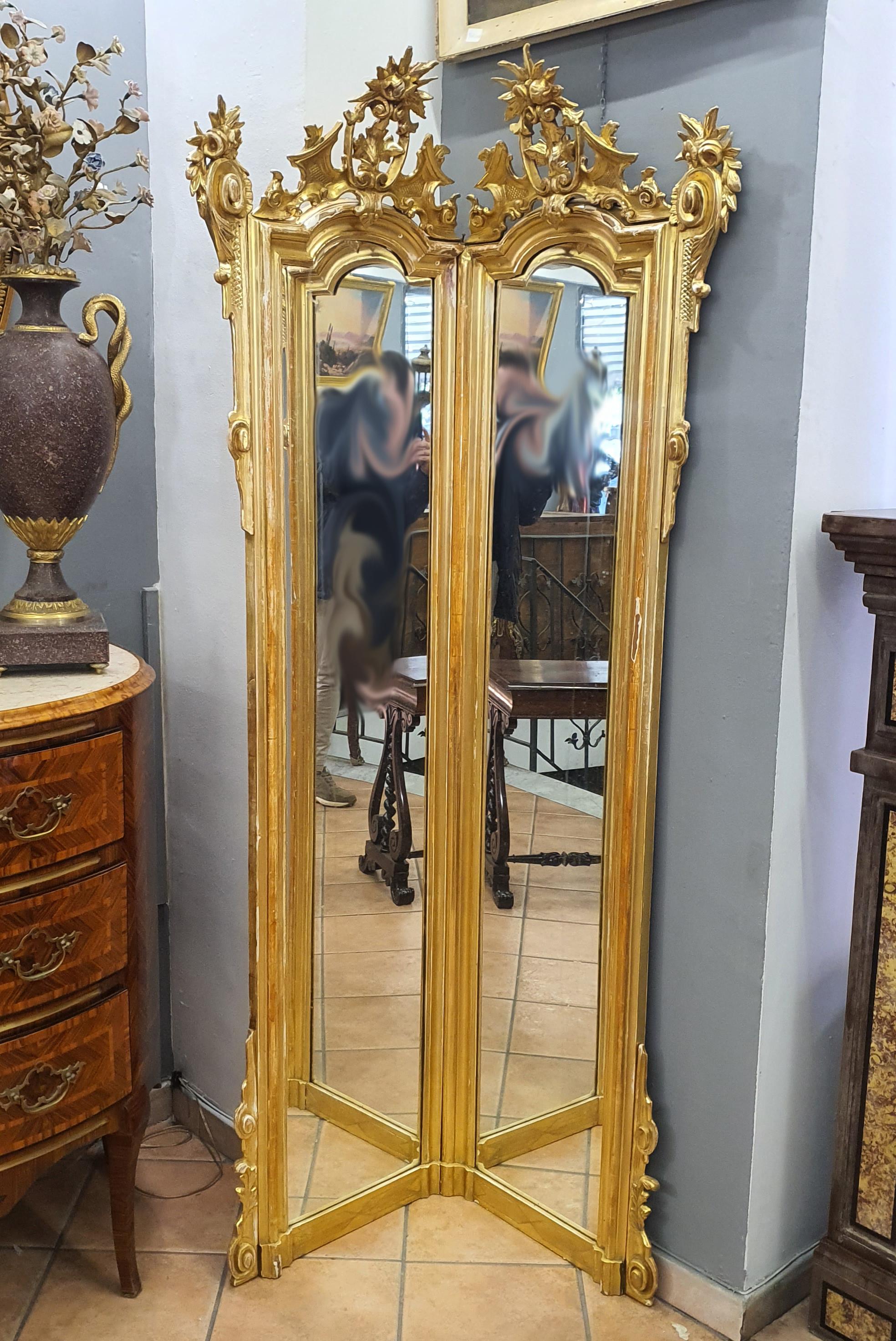 Louis XV Miroir angulaire italien du 18ème siècle, feuille d'or pur en vente