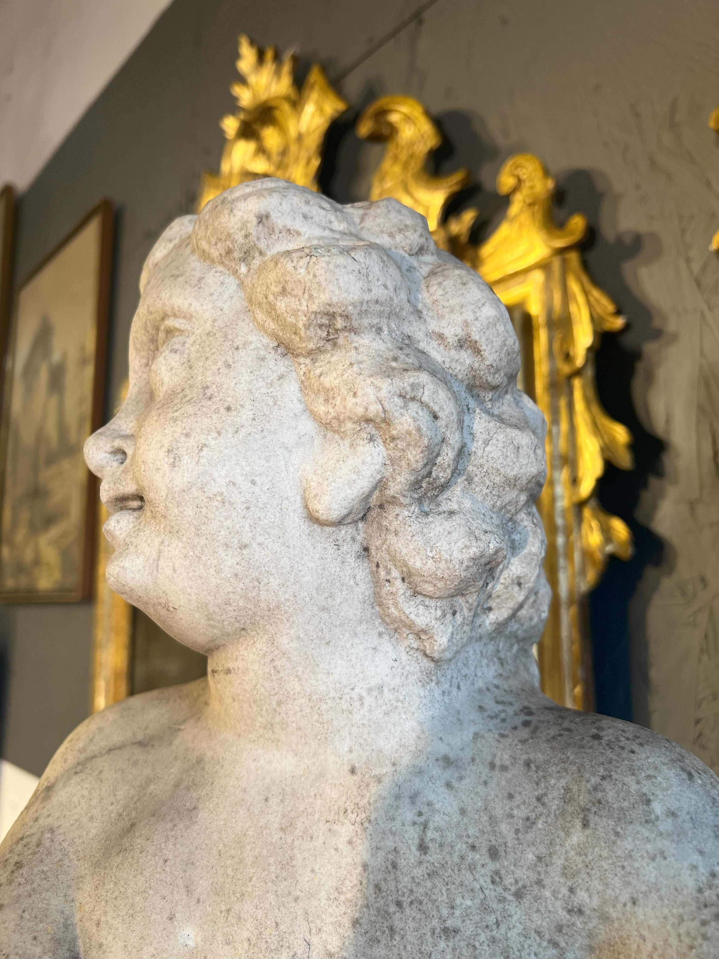 Putto bailarín italiano antiguo de mármol del siglo XVIII sobre peana en venta 1