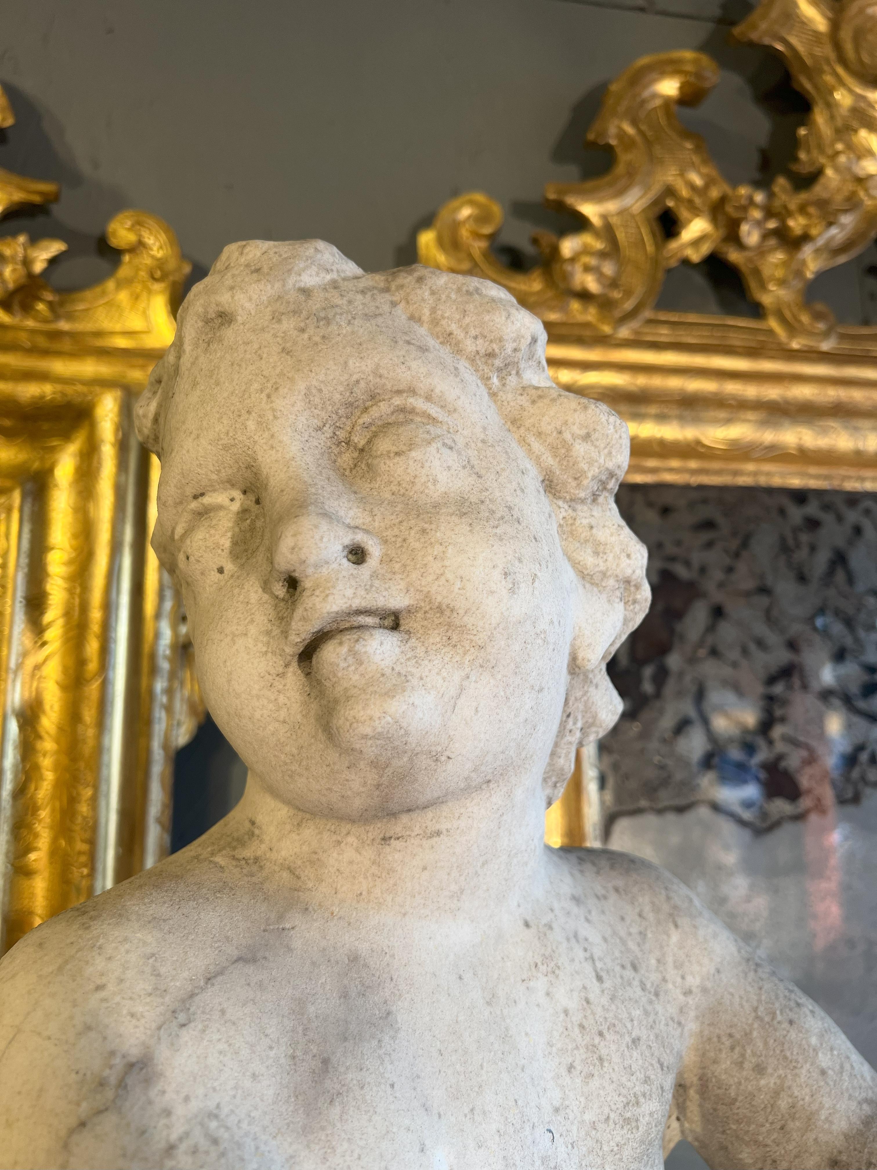 Putto bailarín italiano antiguo de mármol del siglo XVIII sobre peana en venta 2