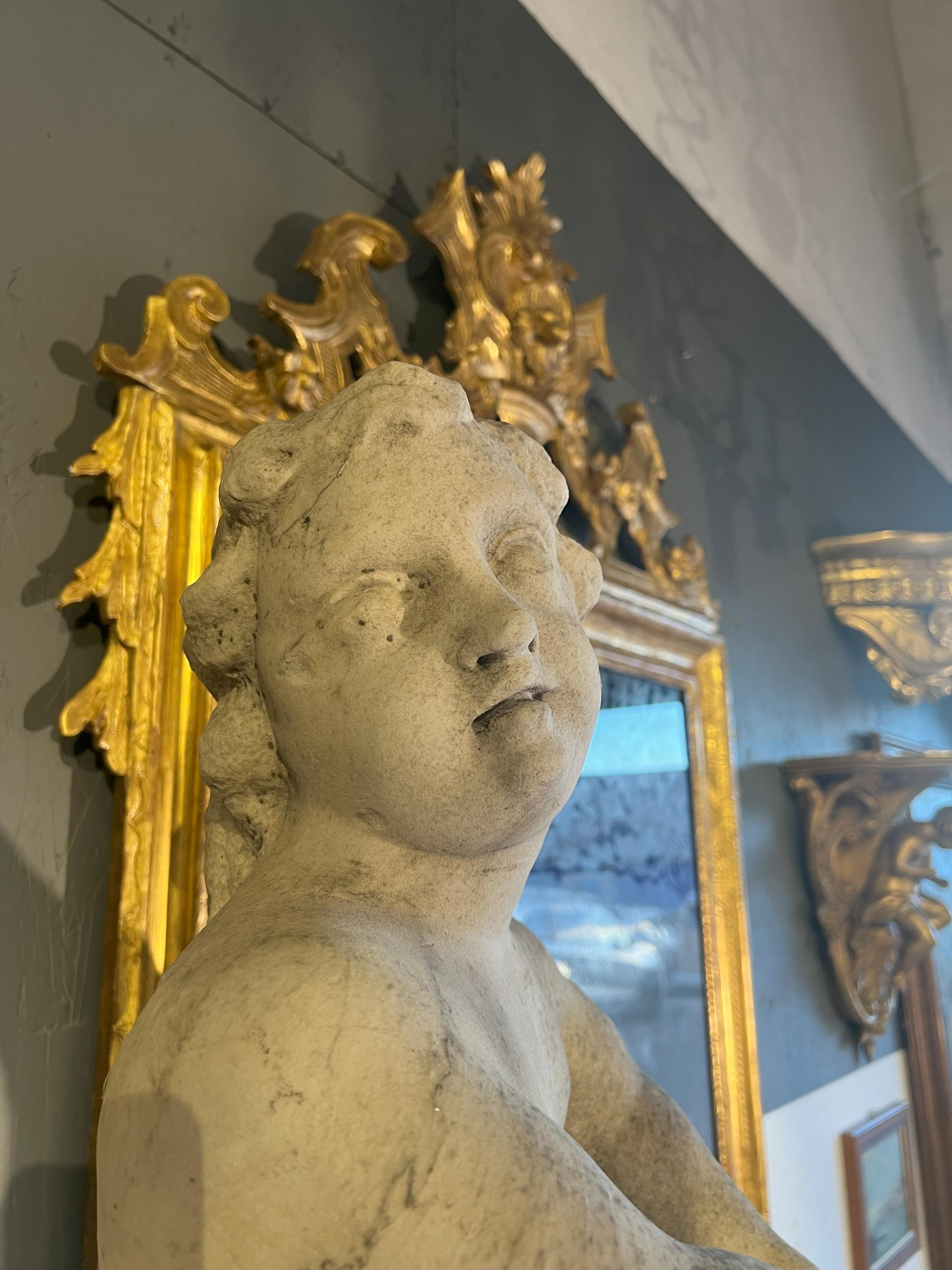 Putto bailarín italiano antiguo de mármol del siglo XVIII sobre peana en venta 3