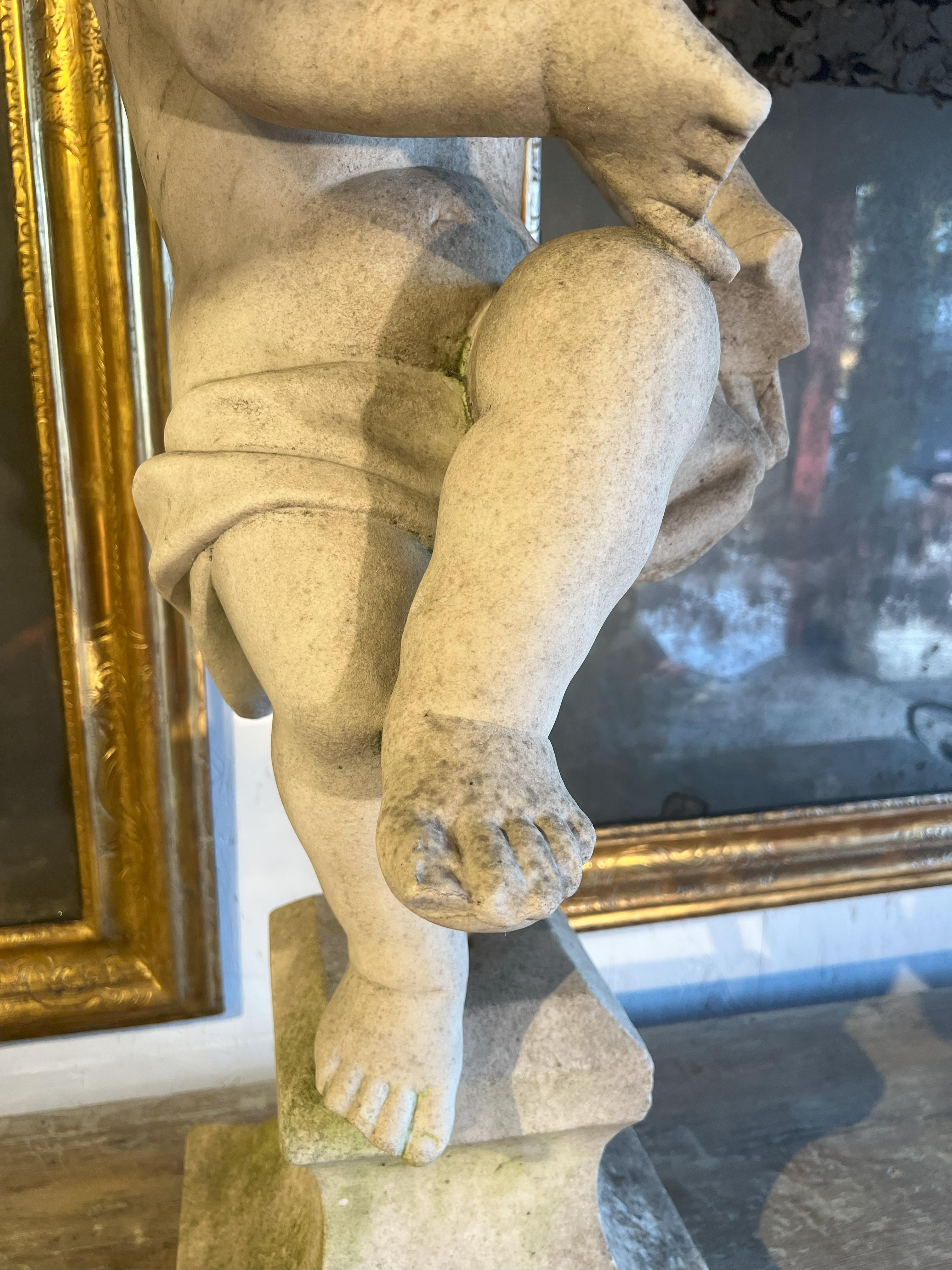Putto bailarín italiano antiguo de mármol del siglo XVIII sobre peana en venta 4