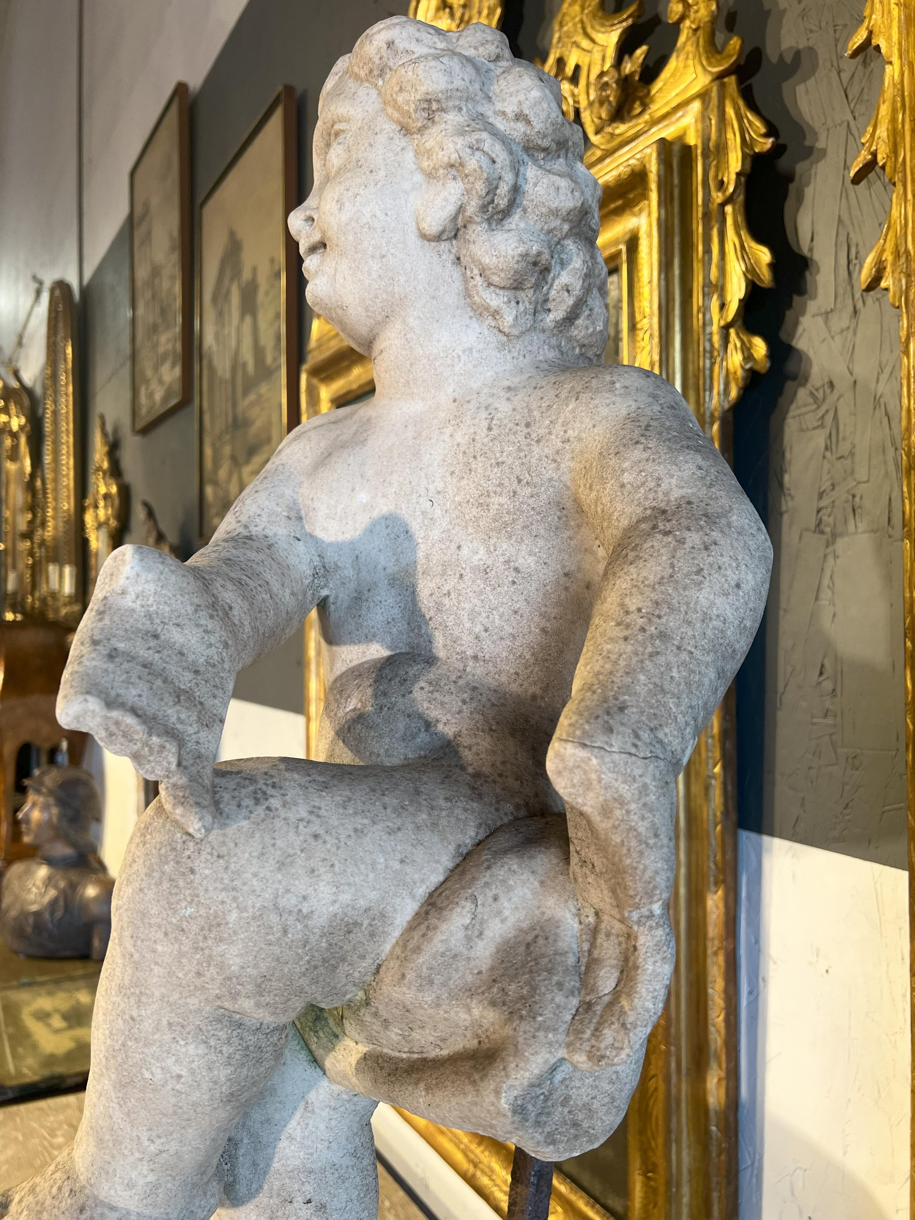 Putto bailarín italiano antiguo de mármol del siglo XVIII sobre peana en venta 5