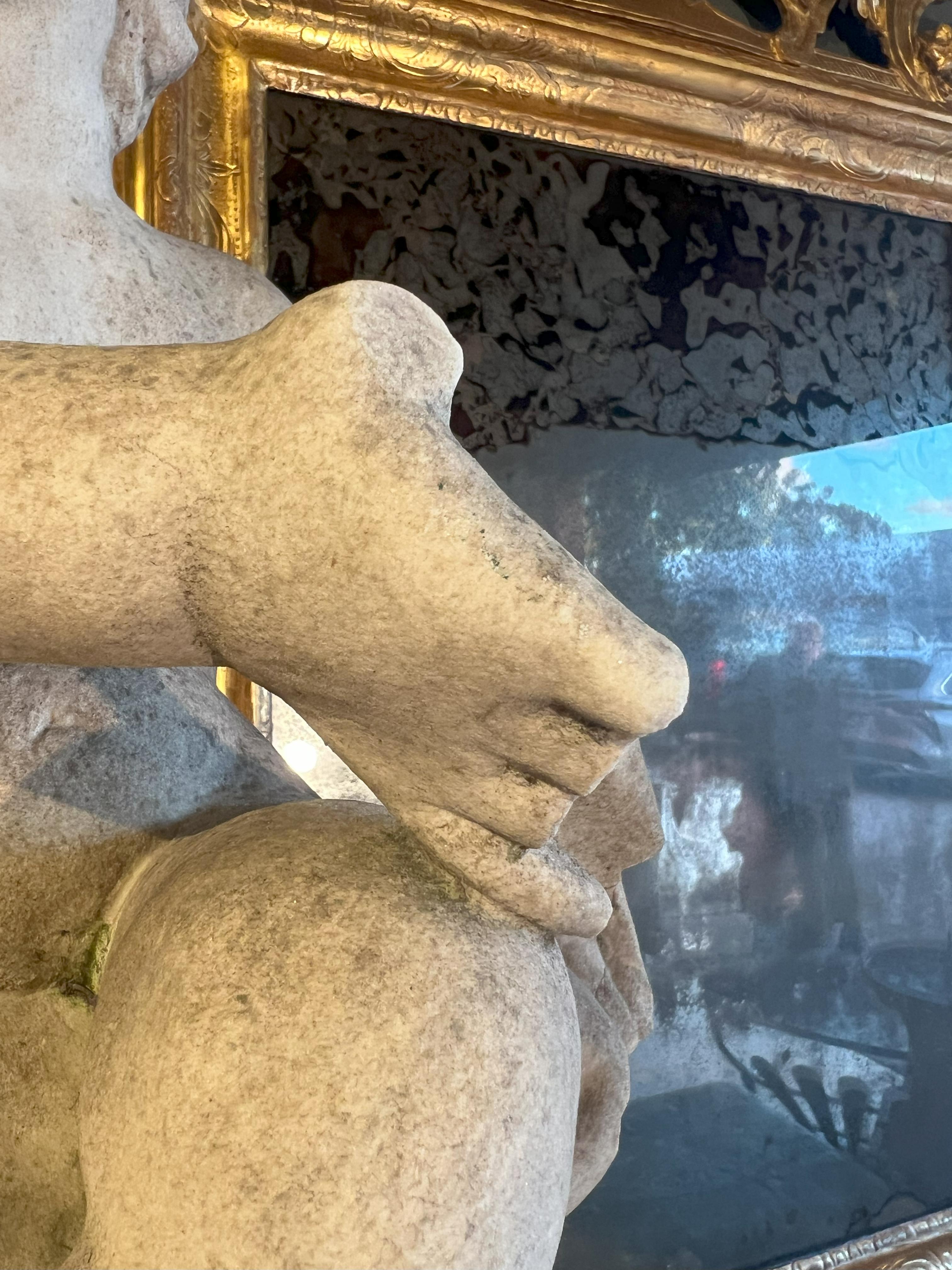 Putto bailarín italiano antiguo de mármol del siglo XVIII sobre peana en venta 6