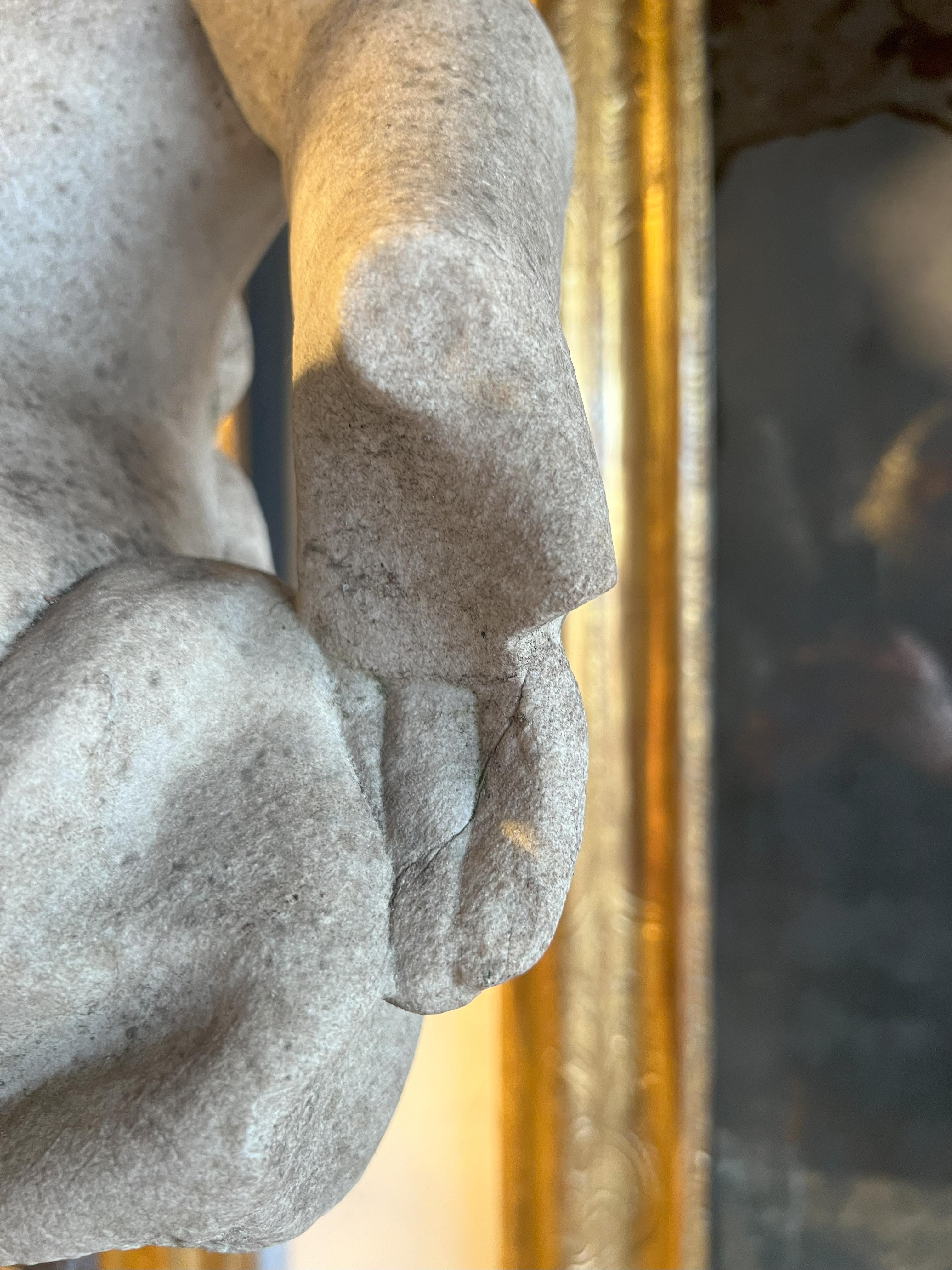 Putto bailarín italiano antiguo de mármol del siglo XVIII sobre peana en venta 7
