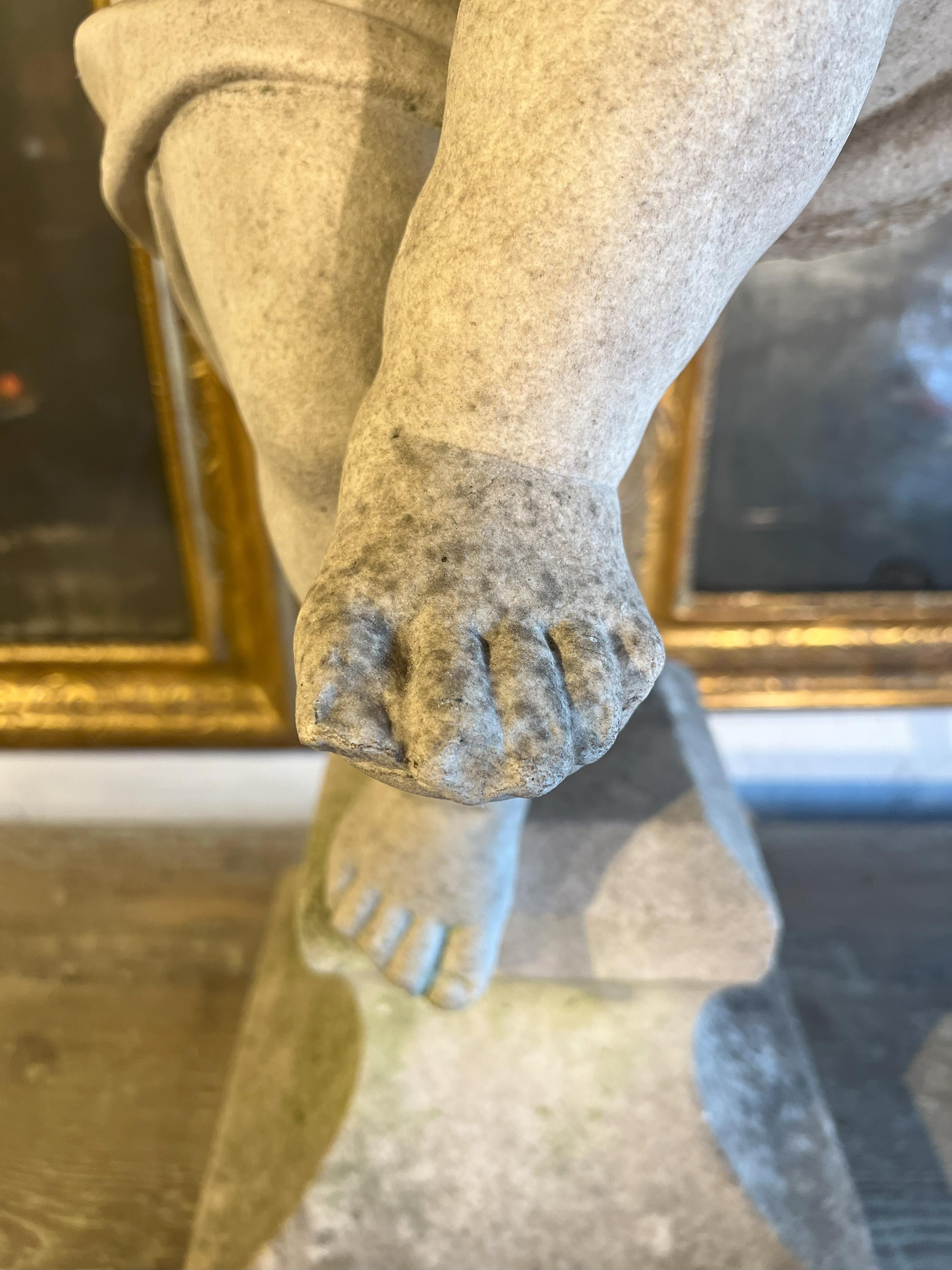 Putto bailarín italiano antiguo de mármol del siglo XVIII sobre peana en venta 8