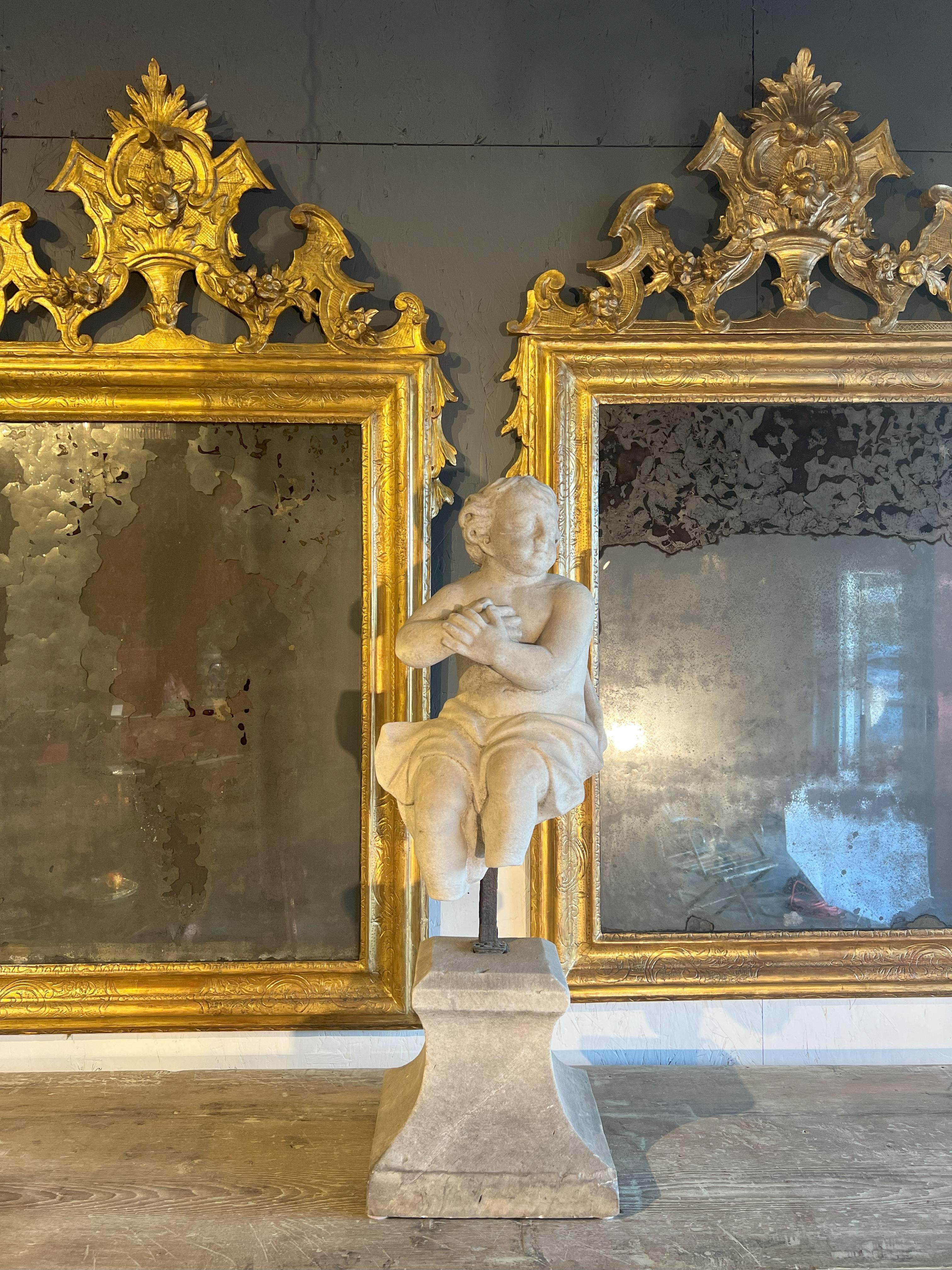 Bei diesem Stück handelt es sich um eine tanzende Putto-Marmorstatue aus dem 18. Jahrhundert, die jetzt zum Kauf angeboten wird. 

Die Skulptur zeigt einen kleinen tanzenden Engel 