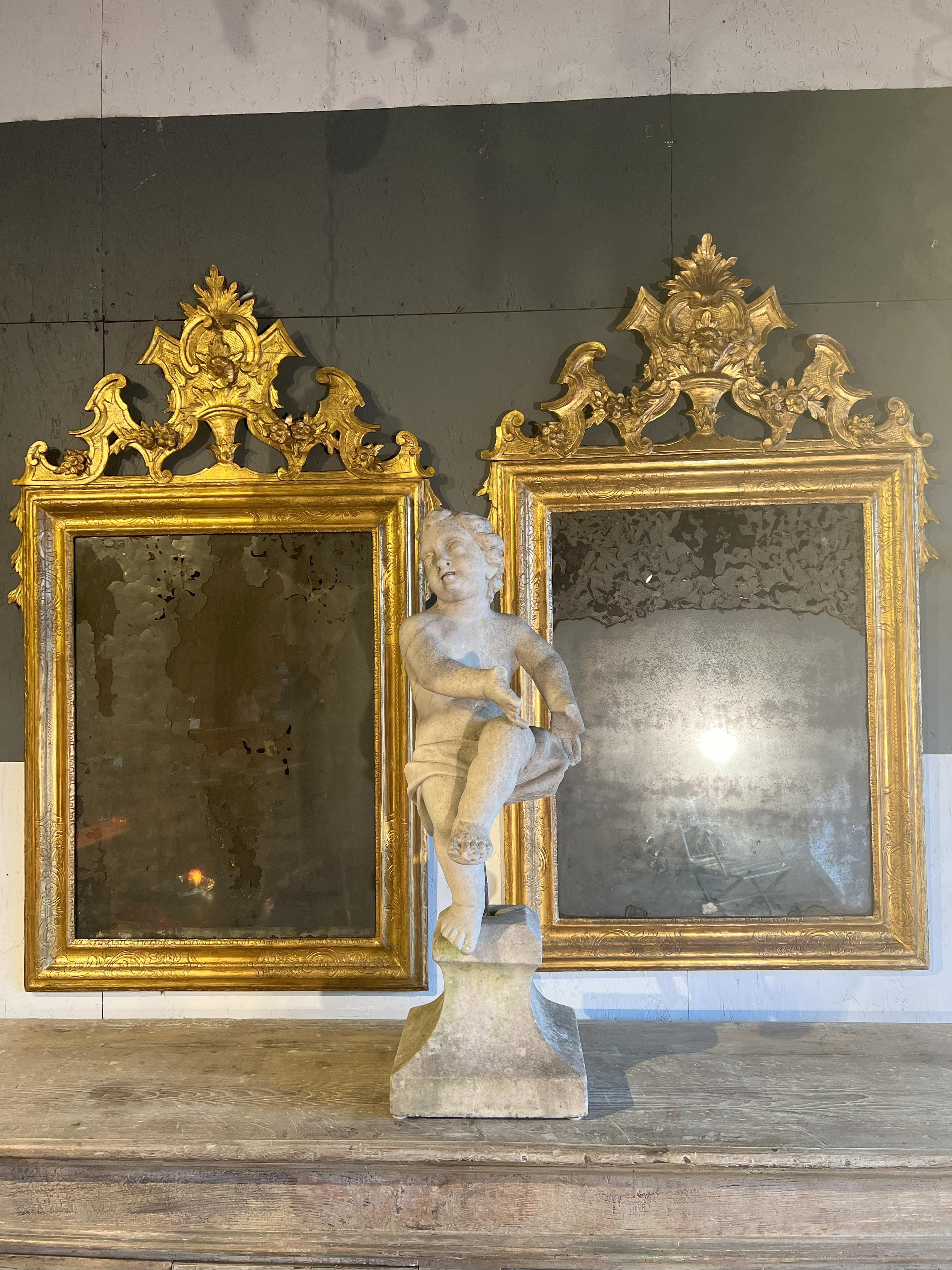 Estatua italiana antigua de mármol putto bailarín del siglo XVIII.

La escultura presenta un pequeño ángel bailarín 