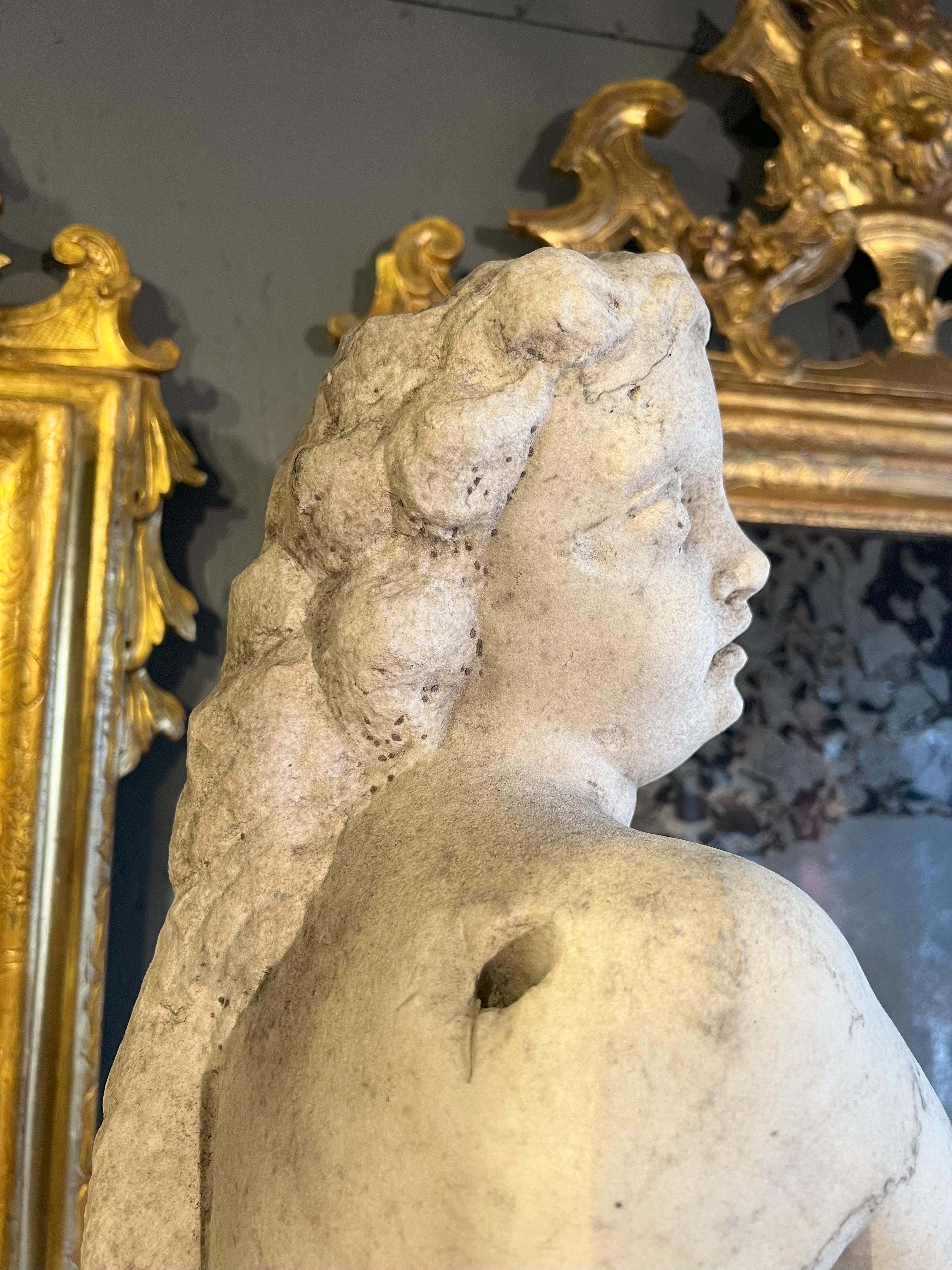 Putto bailarín italiano antiguo de mármol del siglo XVIII sobre peana en venta 10