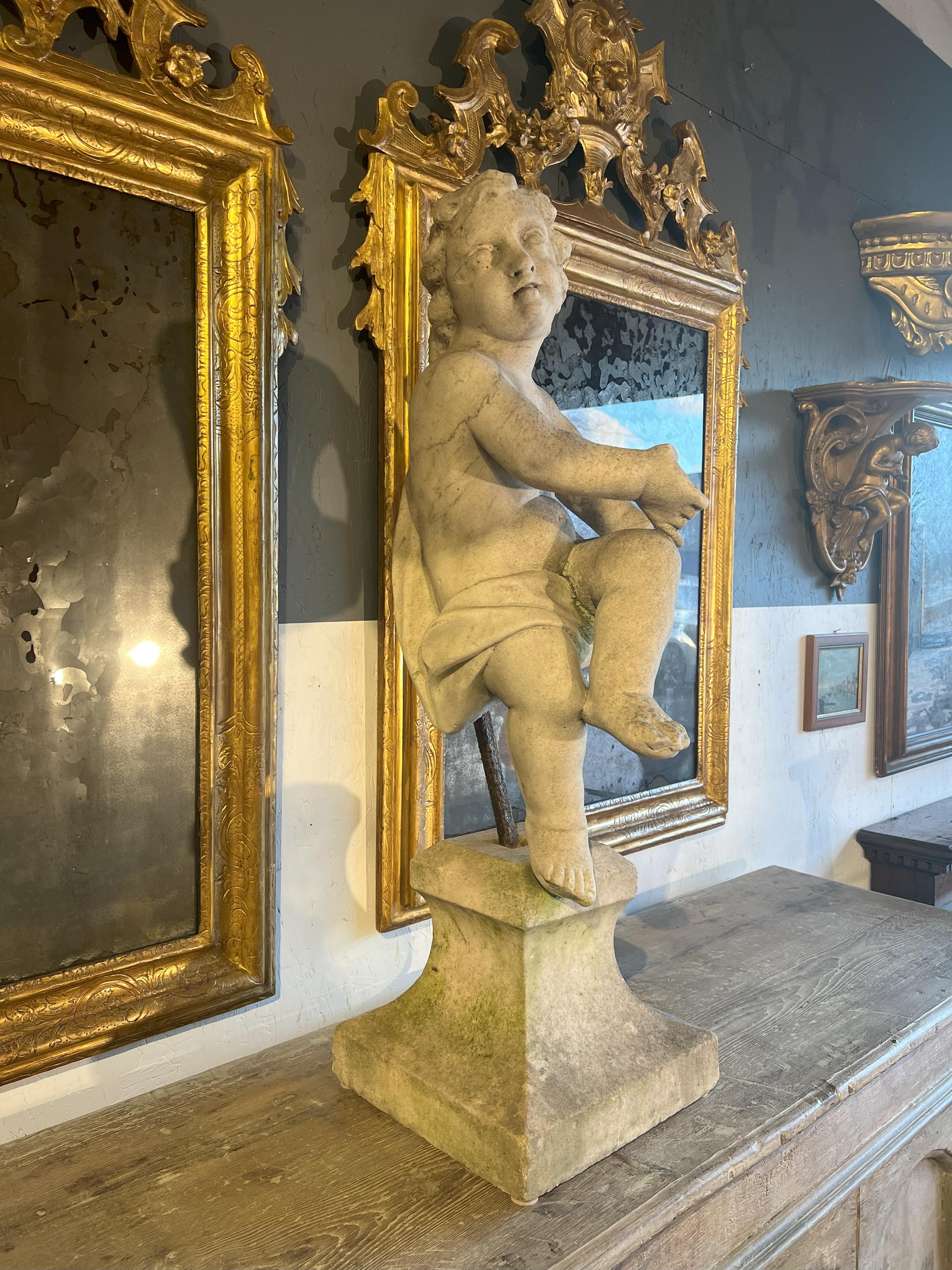 Putto bailarín italiano antiguo de mármol del siglo XVIII sobre peana Italiano en venta