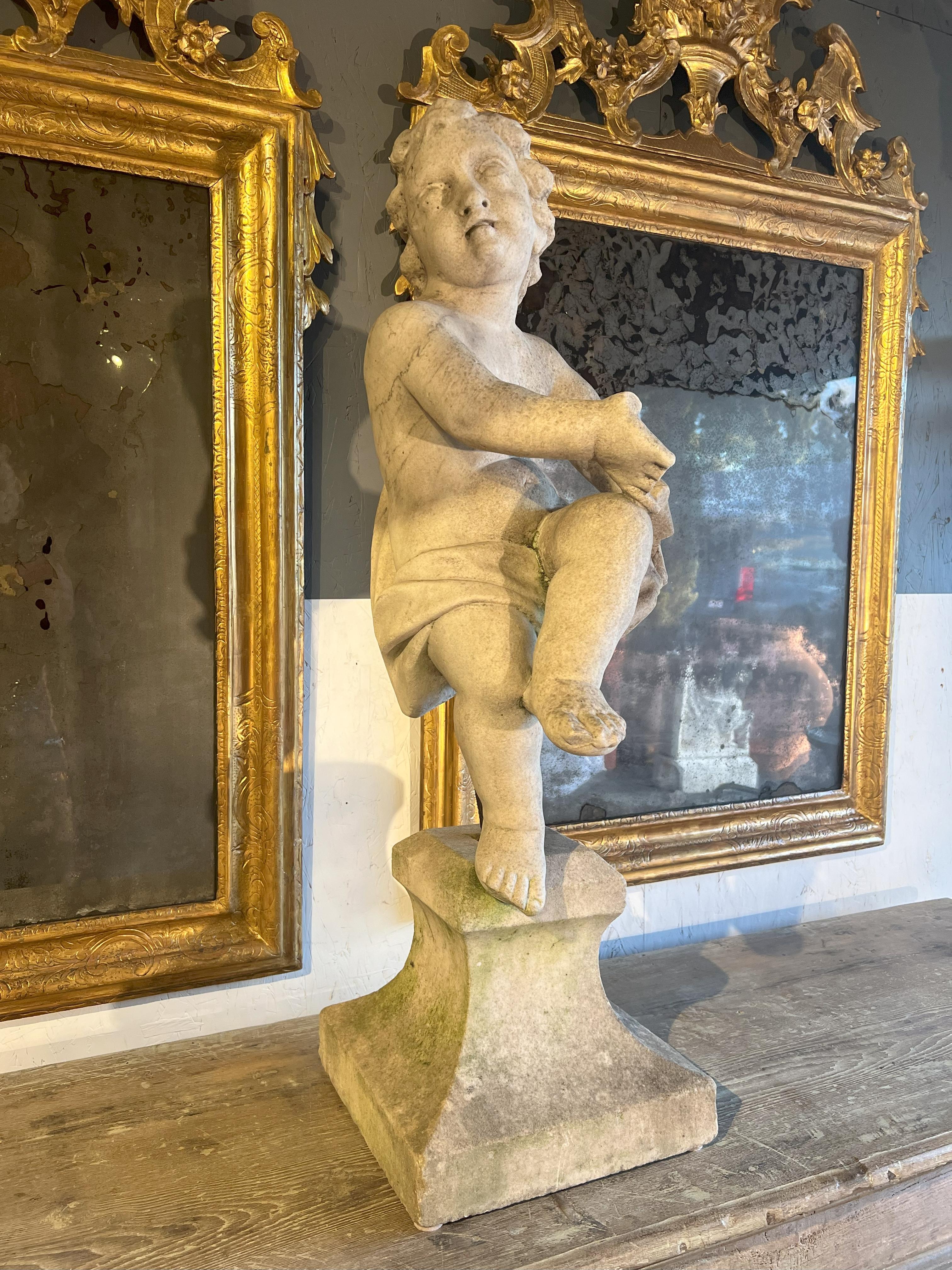 Putto bailarín italiano antiguo de mármol del siglo XVIII sobre peana Tallado a mano en venta
