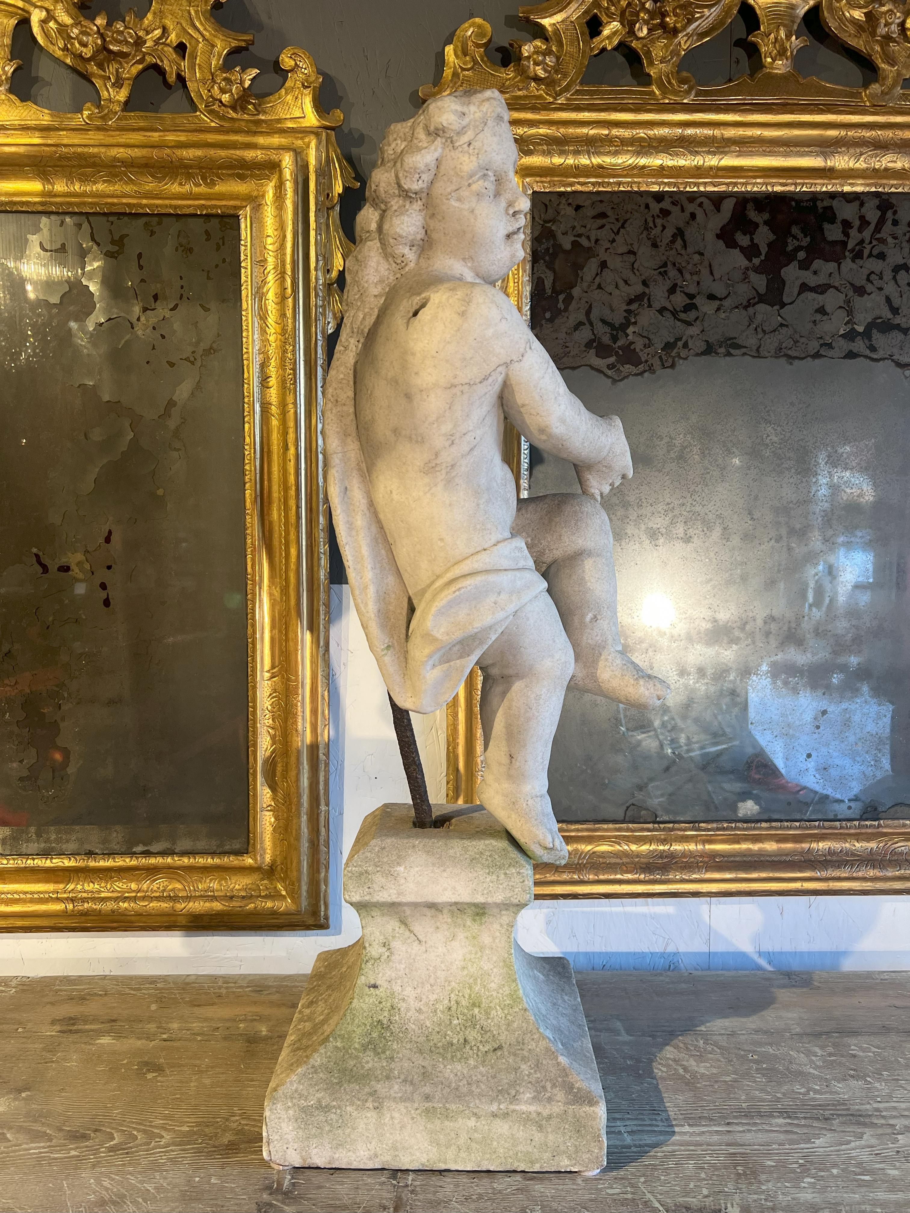Putto bailarín italiano antiguo de mármol del siglo XVIII sobre peana en Bueno estado para la venta en Encinitas, CA