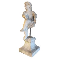 Putto bailarín italiano antiguo de mármol del siglo XVIII sobre peana
