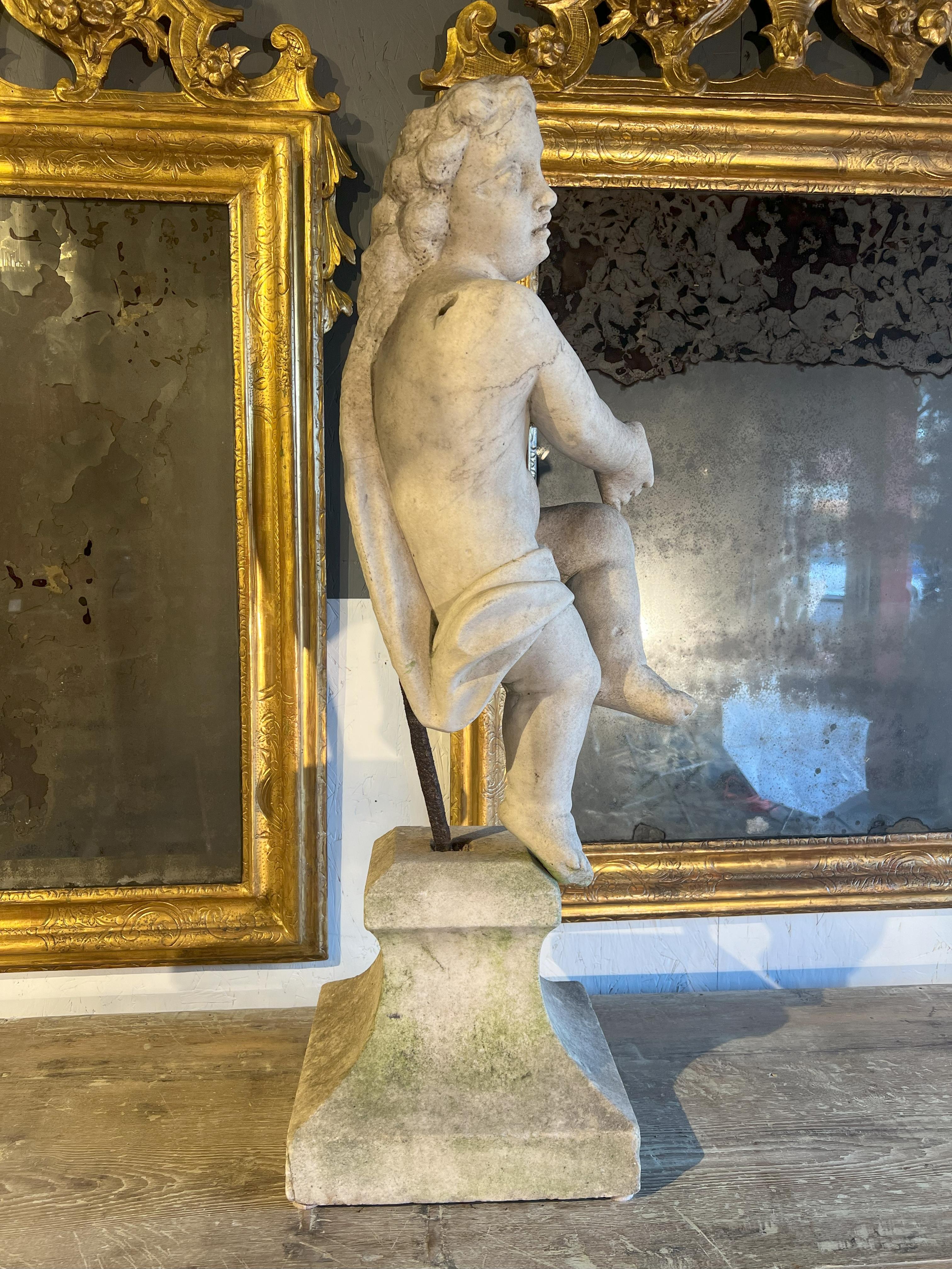 Italienische antike tanzende Putto aus dem 18. Jahrhundert auf einem Sockel.   im Angebot 14