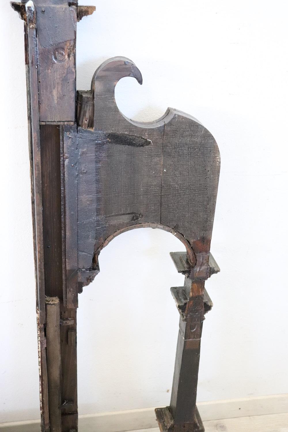 Antiker italienischer handgeschnitzter Holzrahmen aus dem 18. Jahrhundert im Angebot 6