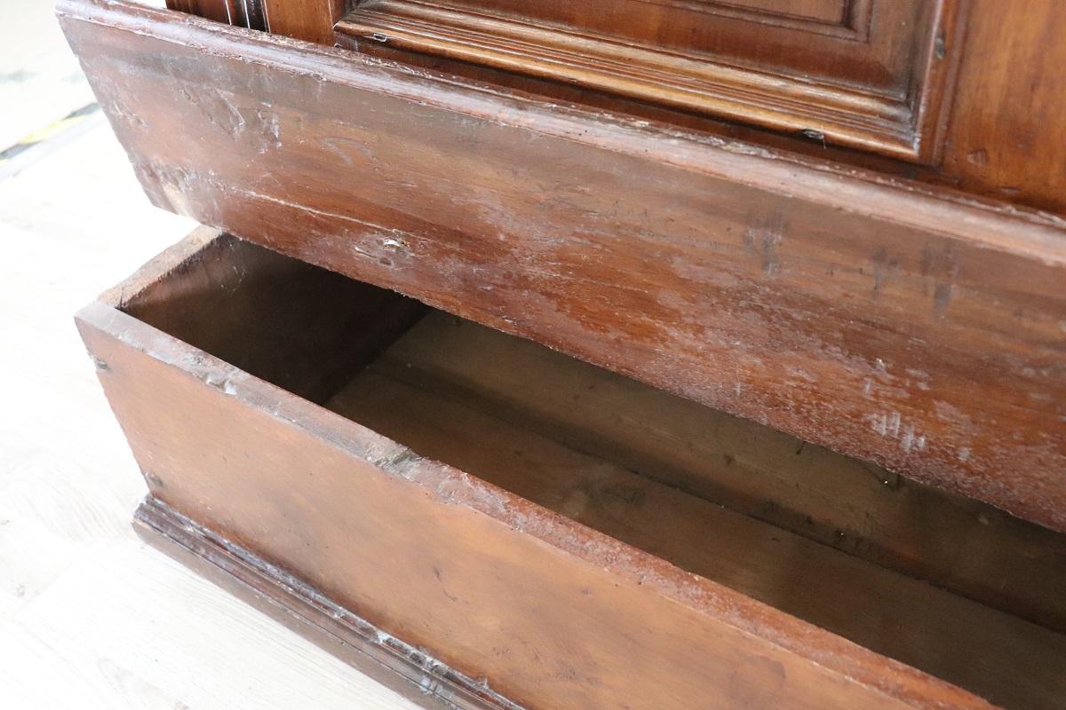 Inginocchiatoio antico italiano del XVIII secolo in legno massiccio di noce in vendita 4