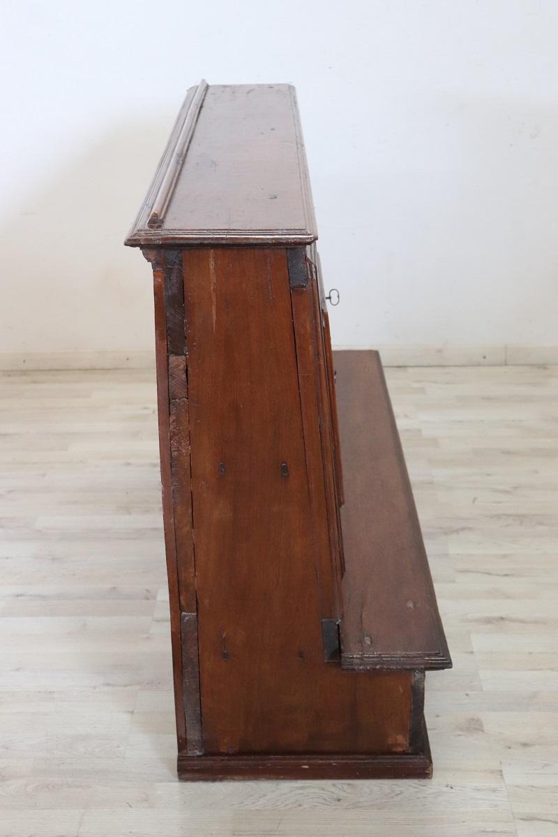 Inginocchiatoio antico italiano del XVIII secolo in legno massiccio di noce in vendita 10