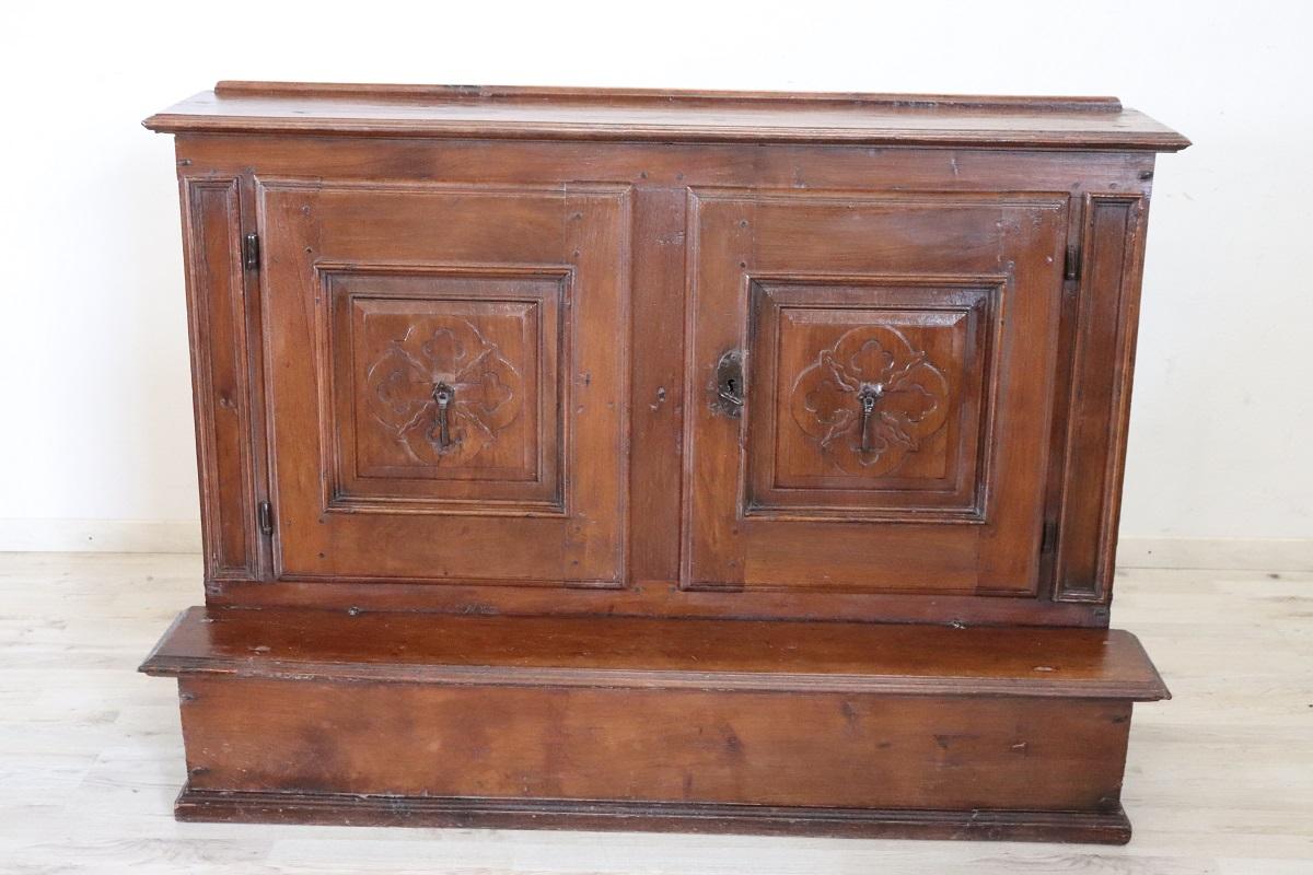 Offriamo questo antico inginocchiatoio italiano risalente al primo quarto del XVIII secolo a un prezzo eccezionale. Realizzato in noce massiccio, questo inginocchiatoio è più grande dei tradizionali inginocchiatoi da camera da letto e presenta due