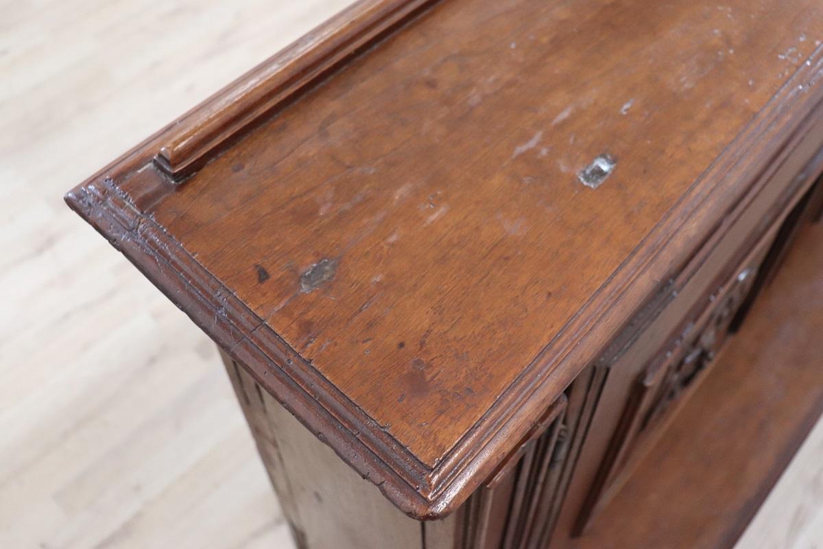 Inginocchiatoio antico italiano del XVIII secolo in legno massiccio di noce in vendita 14