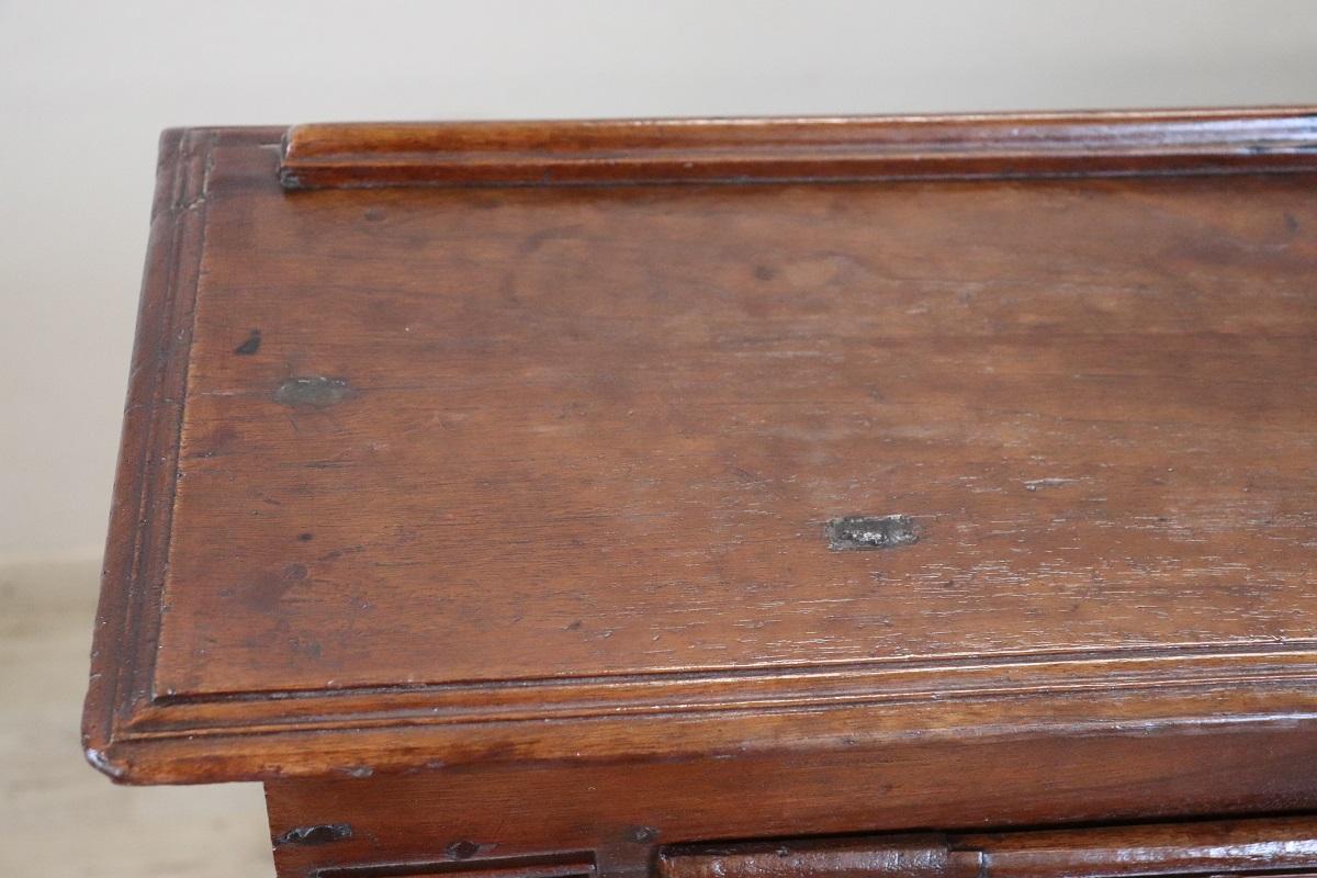 Italiano Inginocchiatoio antico italiano del XVIII secolo in legno massiccio di noce in vendita