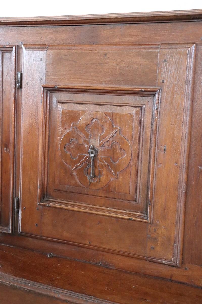Inginocchiatoio antico italiano del XVIII secolo in legno massiccio di noce in vendita 1