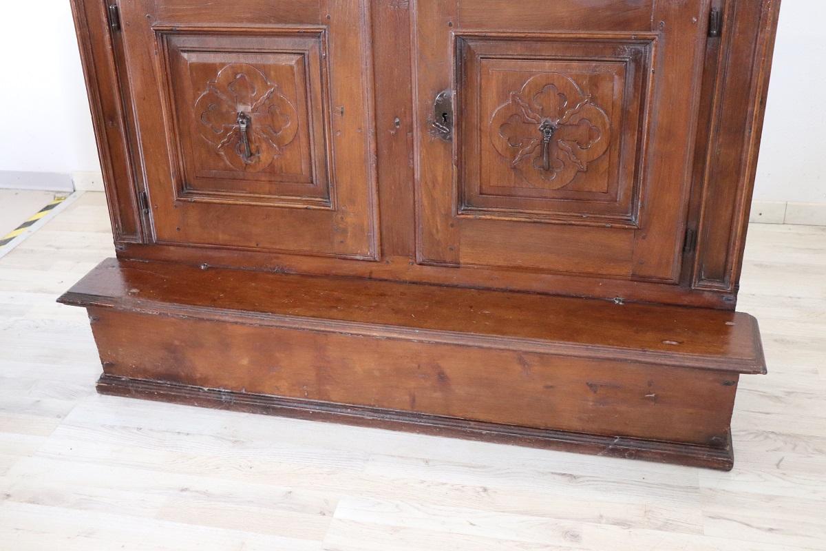 Inginocchiatoio antico italiano del XVIII secolo in legno massiccio di noce in vendita 2