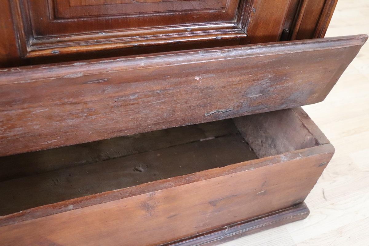 Inginocchiatoio antico italiano del XVIII secolo in legno massiccio di noce in vendita 3
