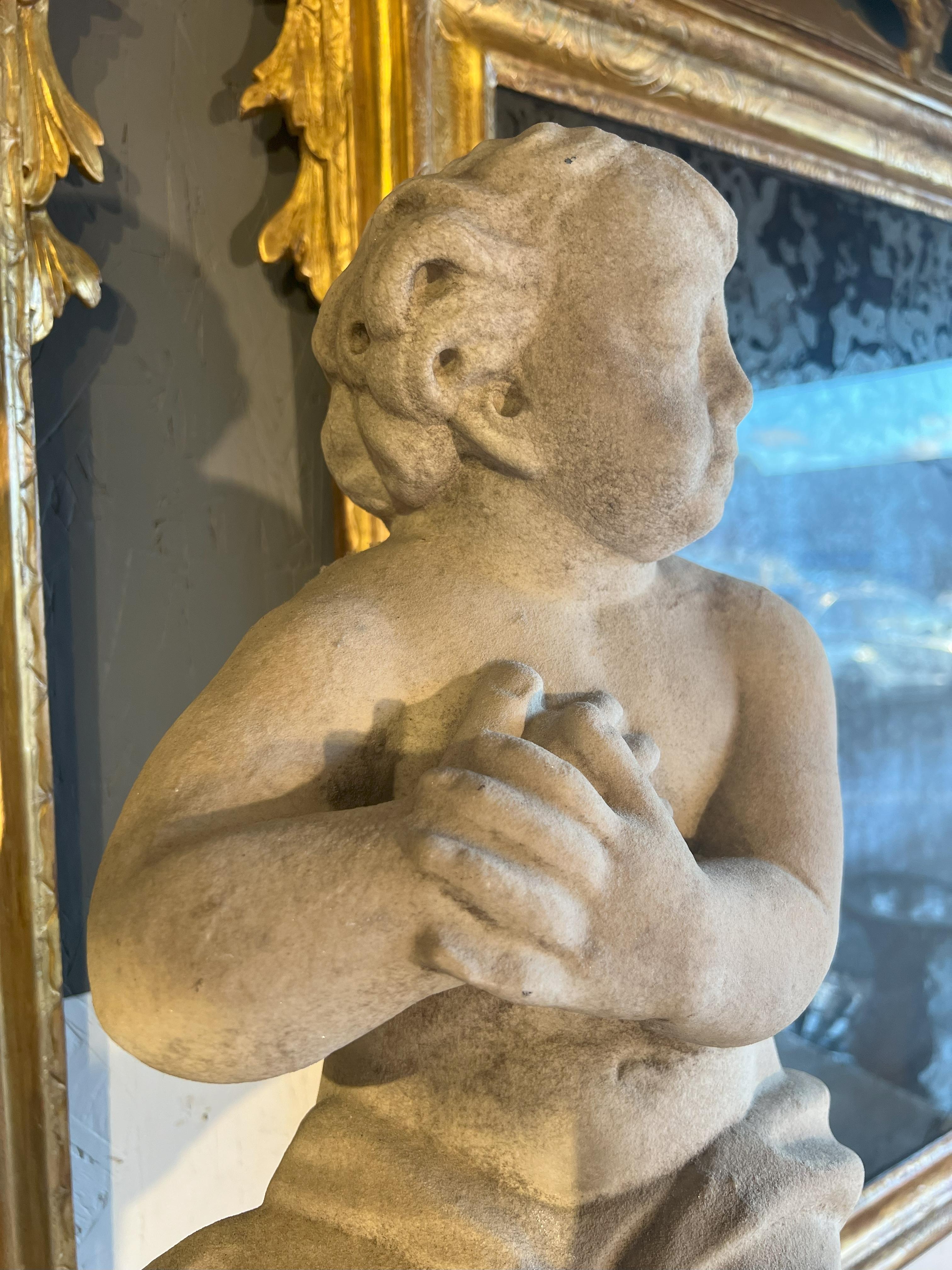 Italienische antike, tanzende Putto aus Marmor aus dem 18. Jahrhundert auf einem Sockel. im Angebot 3
