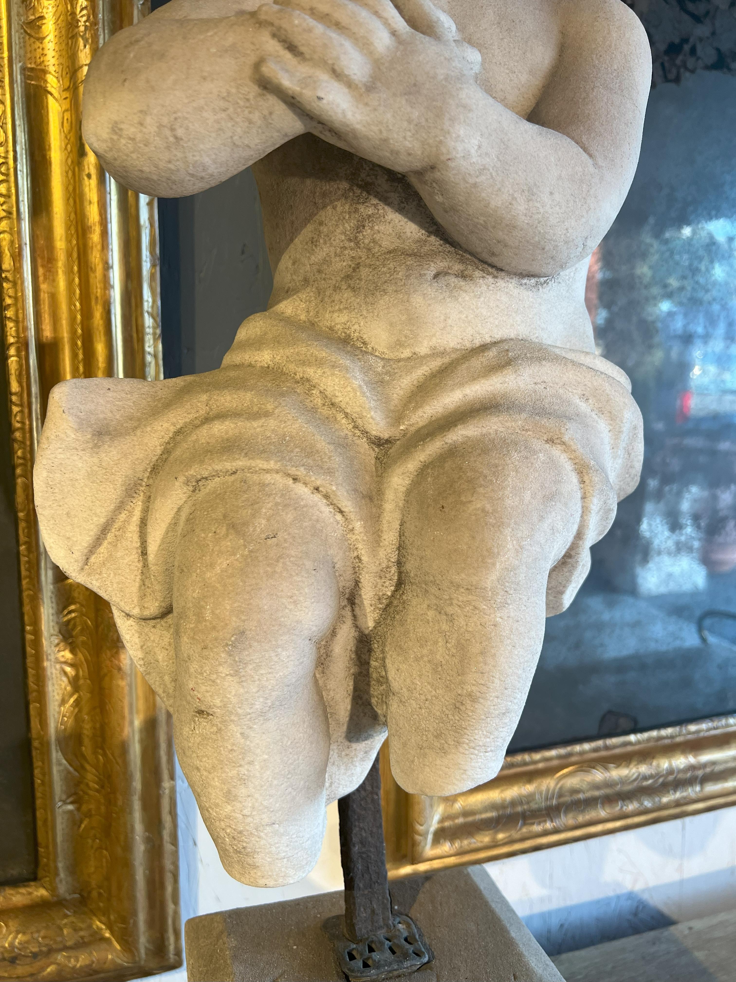 Italienische antike, tanzende Putto aus Marmor aus dem 18. Jahrhundert auf einem Sockel. im Angebot 4
