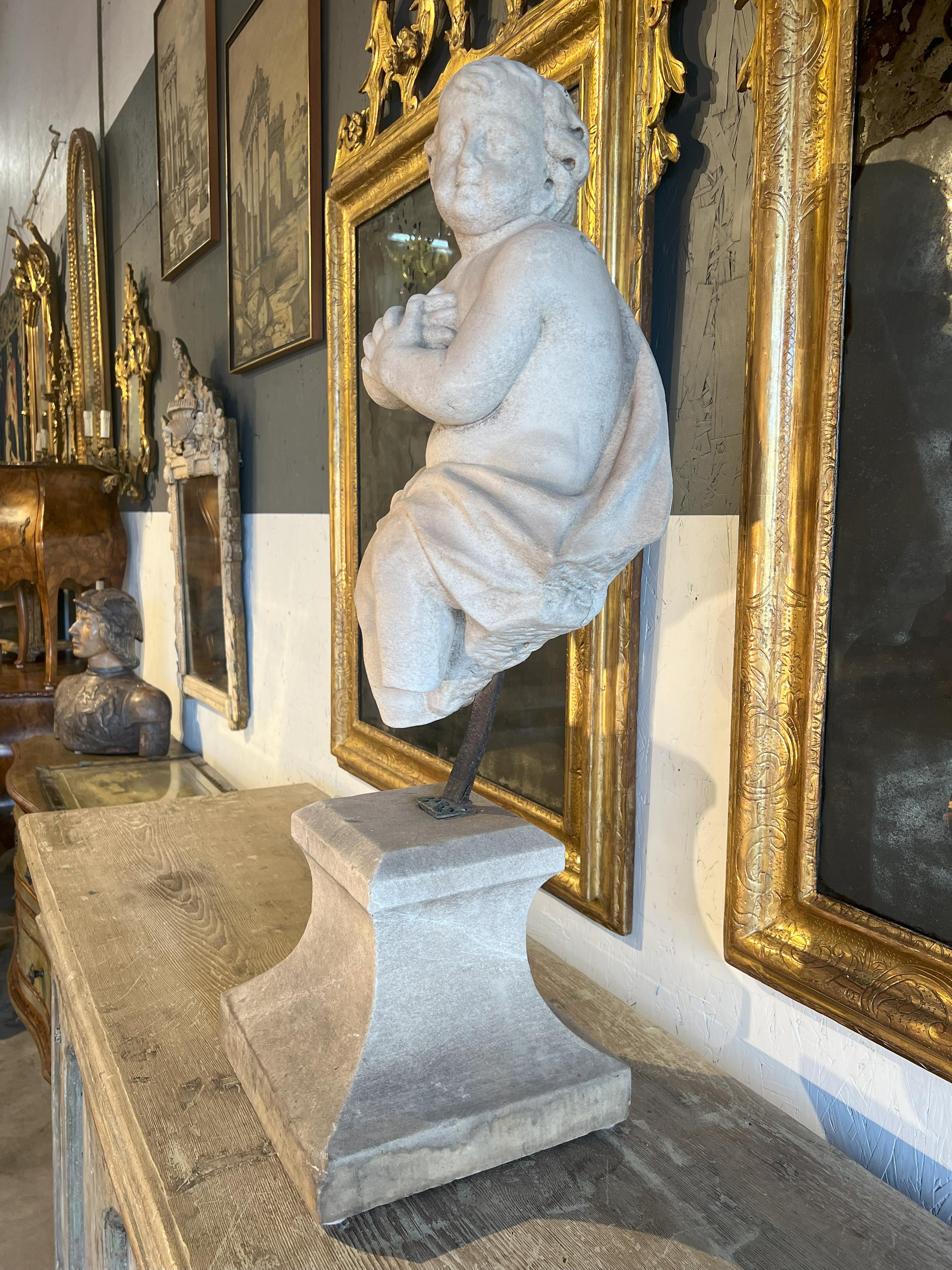 Italienische antike, tanzende Putto aus Marmor aus dem 18. Jahrhundert auf einem Sockel. im Angebot 6