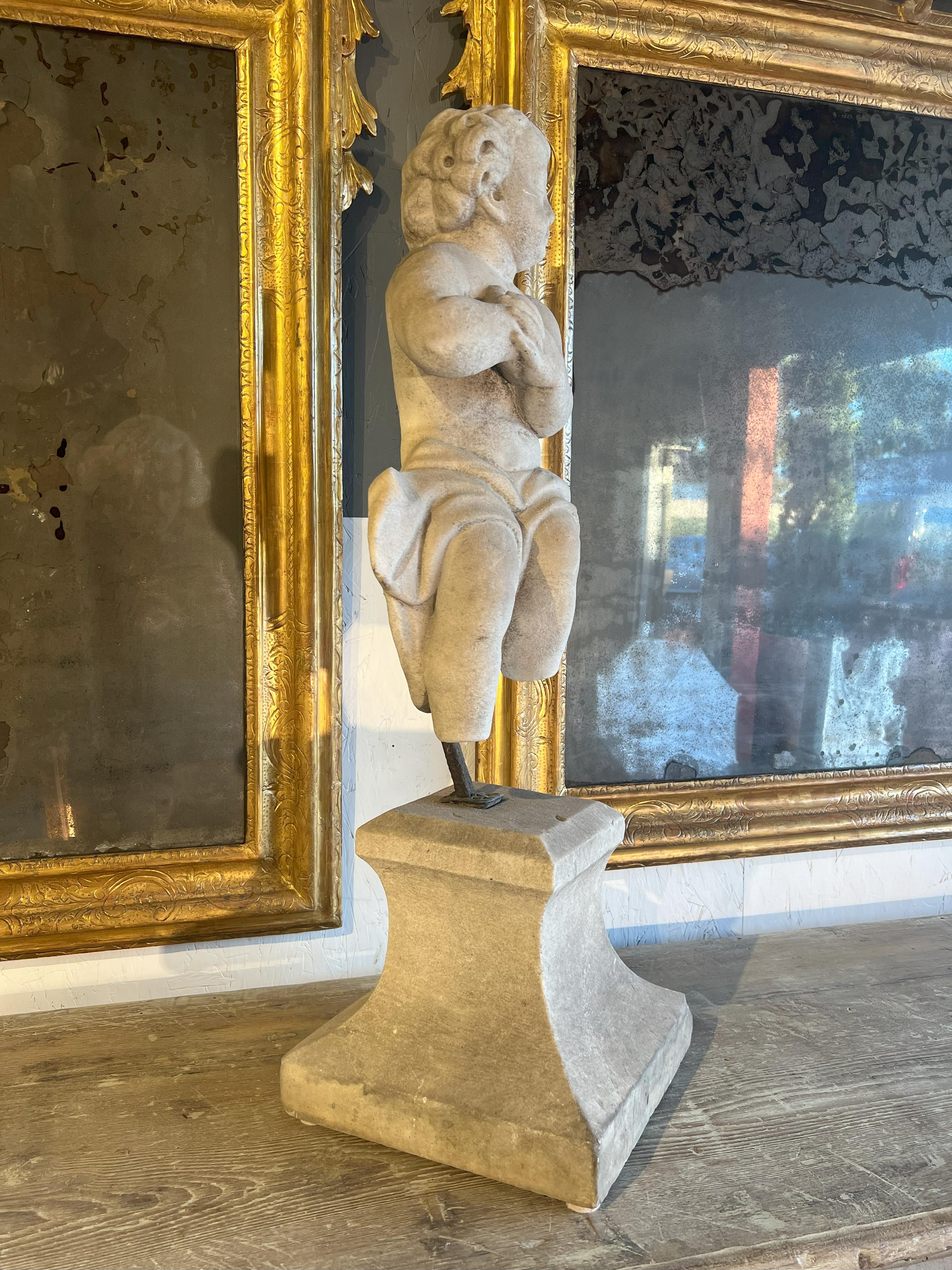 Italienische antike, tanzende Putto aus Marmor aus dem 18. Jahrhundert auf einem Sockel. im Angebot 7