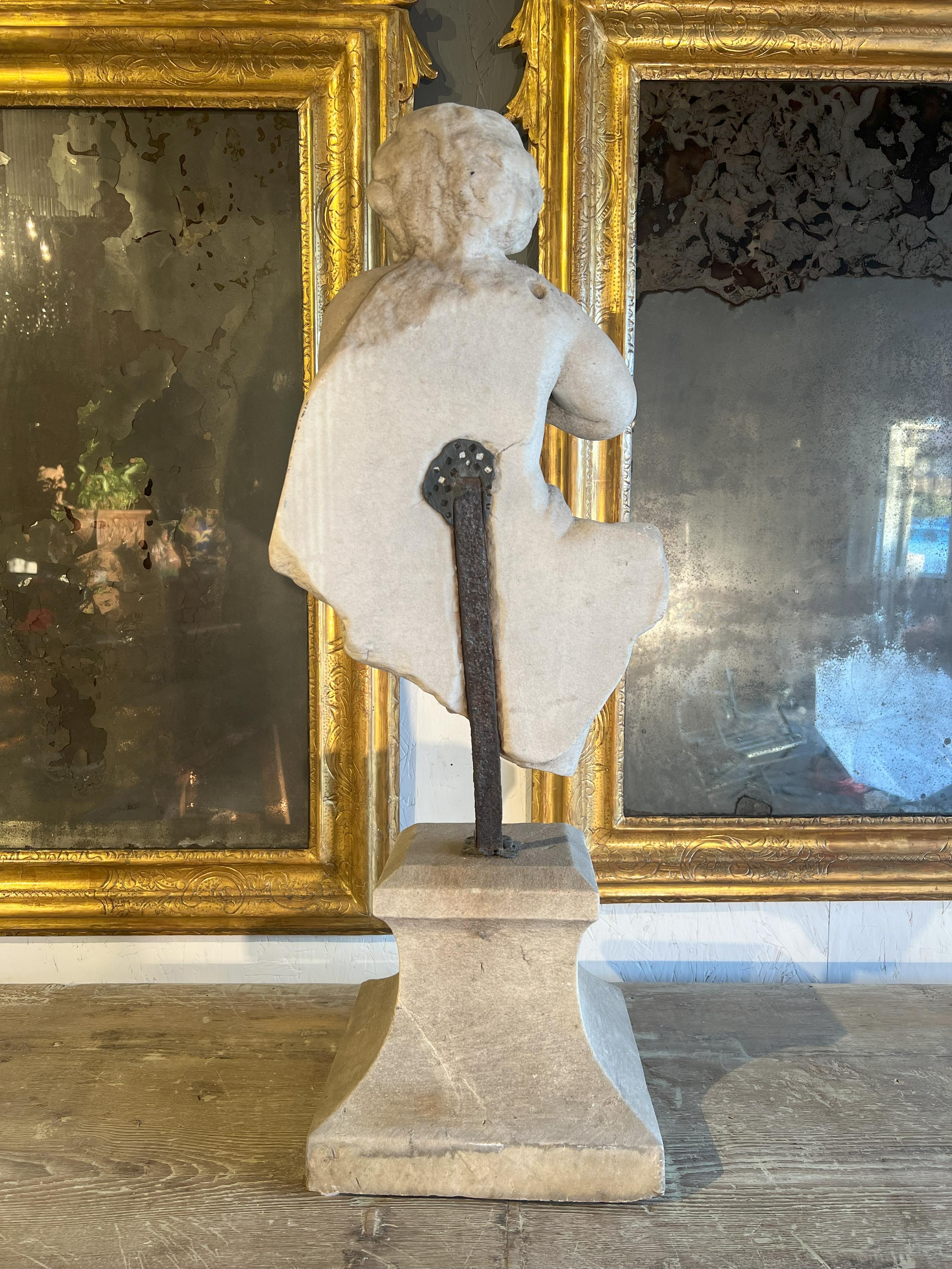 Italienische antike, tanzende Putto aus Marmor aus dem 18. Jahrhundert auf einem Sockel. im Angebot 8
