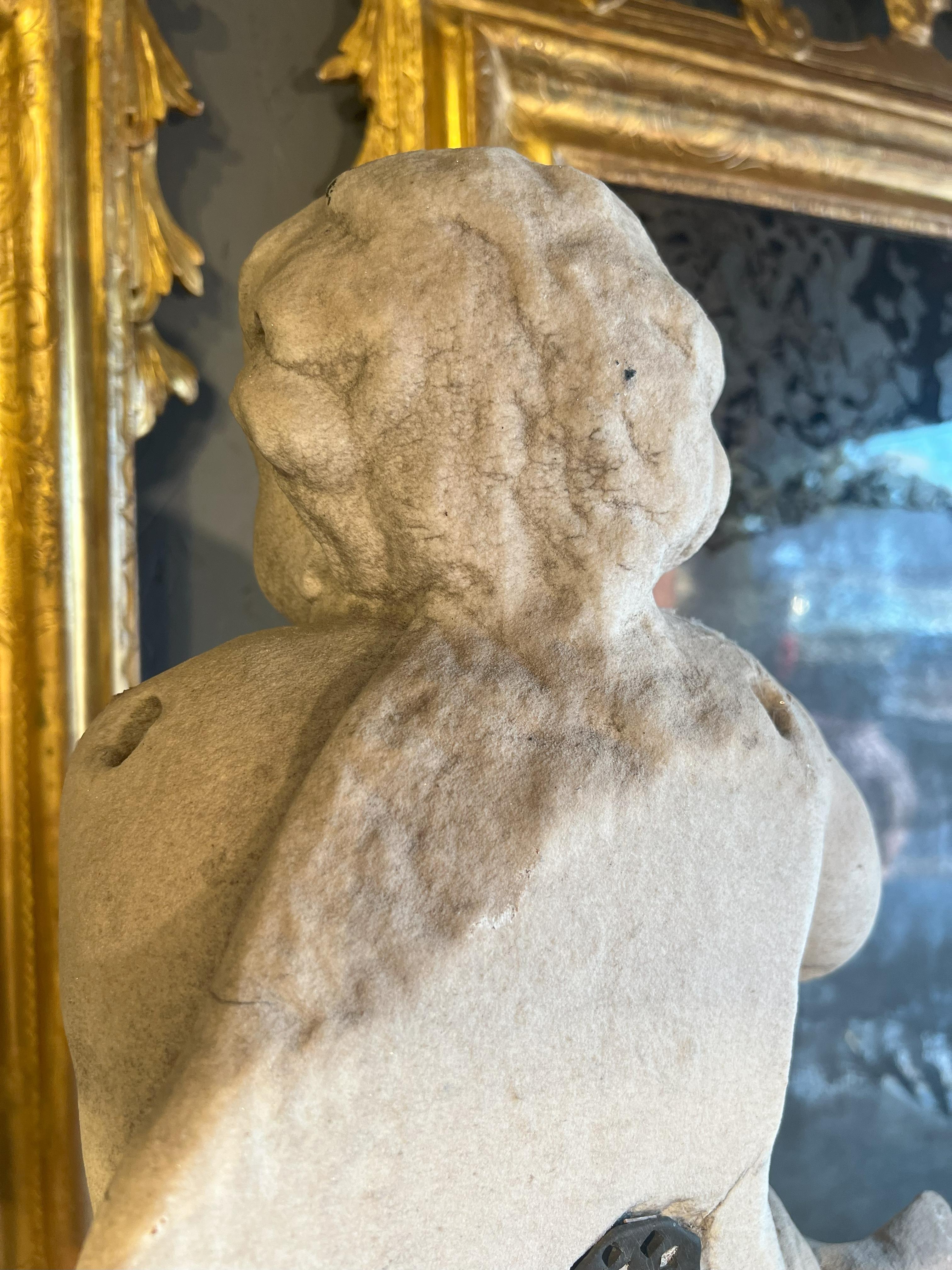 Italienische antike, tanzende Putto aus Marmor aus dem 18. Jahrhundert auf einem Sockel. im Angebot 9