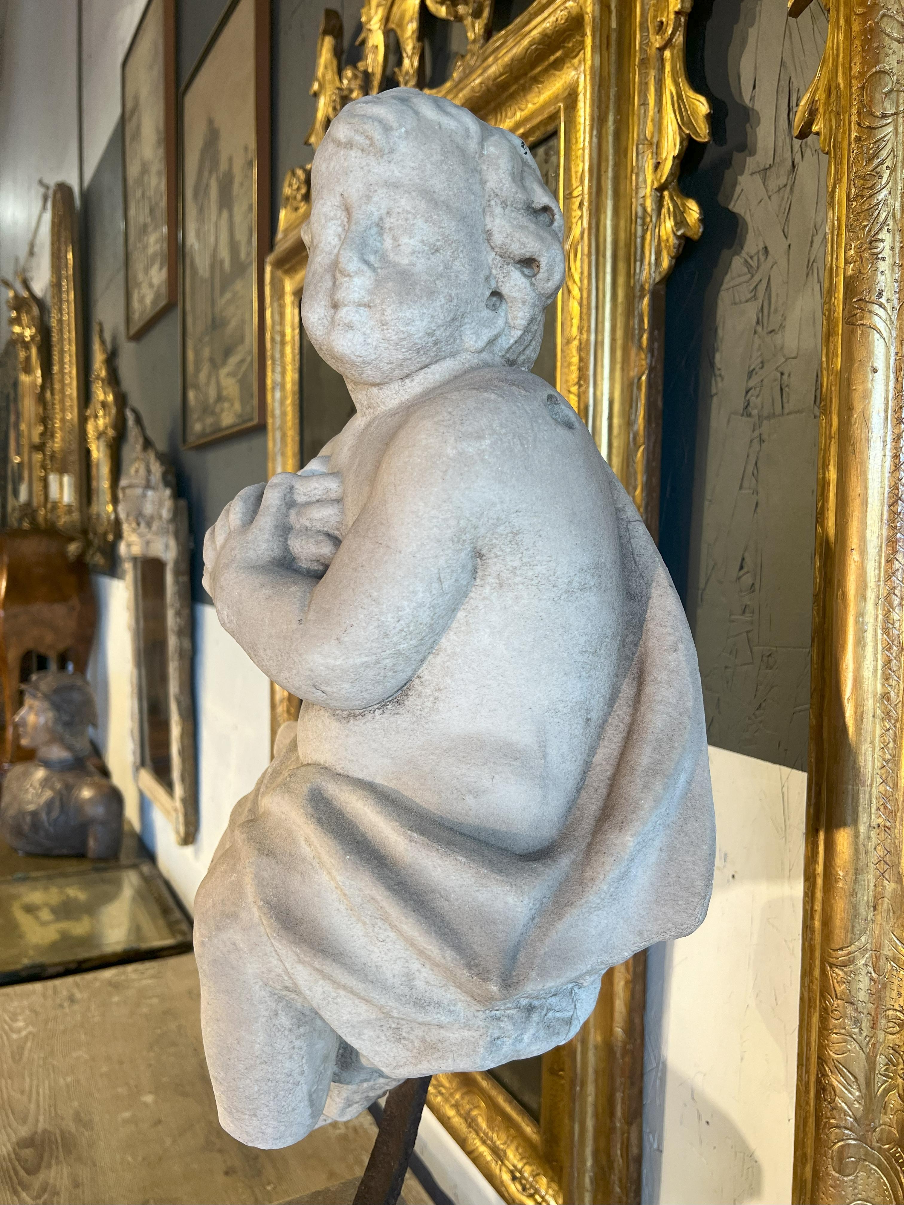 Italienische antike, tanzende Putto aus Marmor aus dem 18. Jahrhundert auf einem Sockel. im Angebot 10