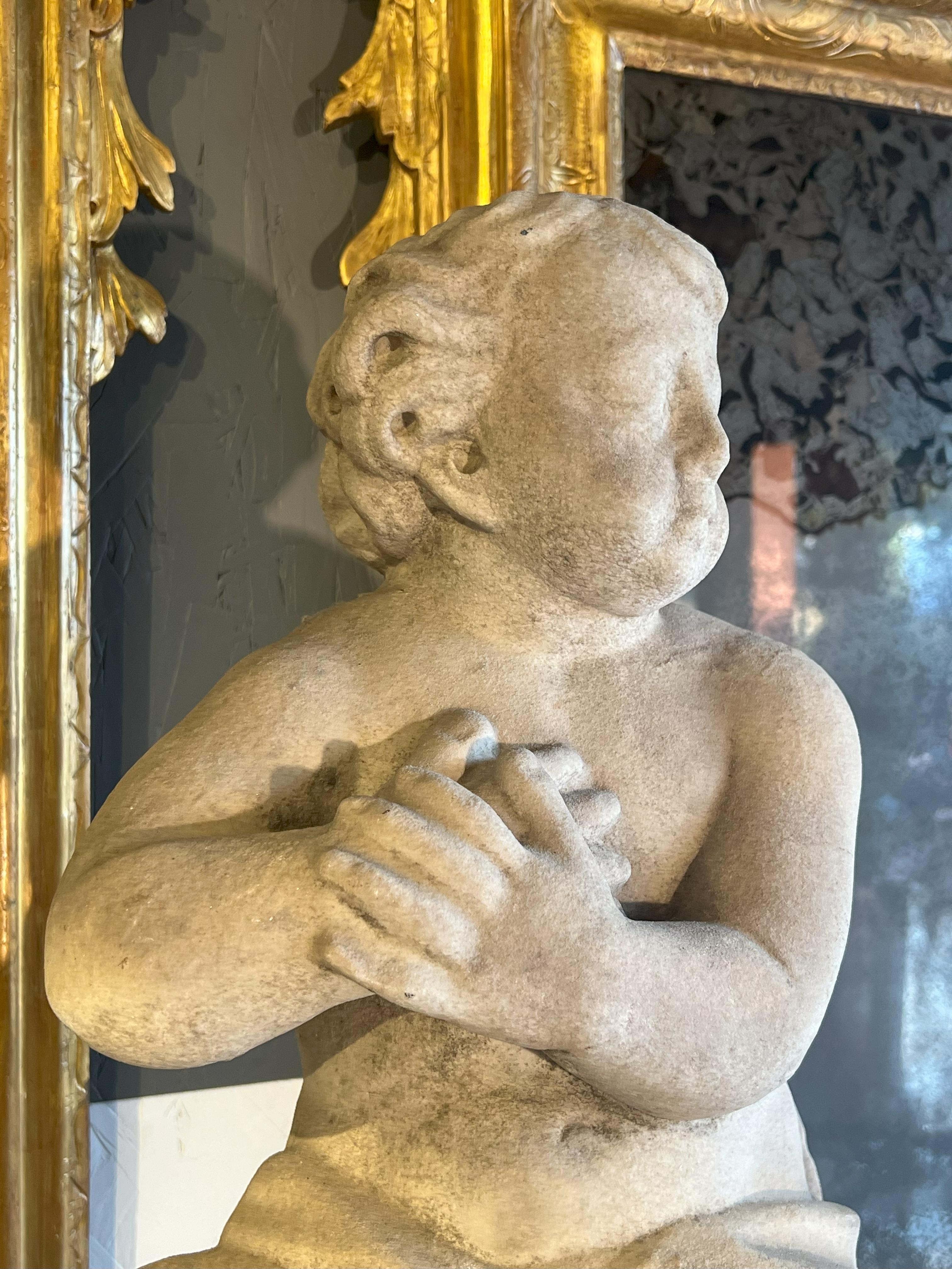 Italienische antike, tanzende Putto aus Marmor aus dem 18. Jahrhundert auf einem Sockel. im Angebot 11