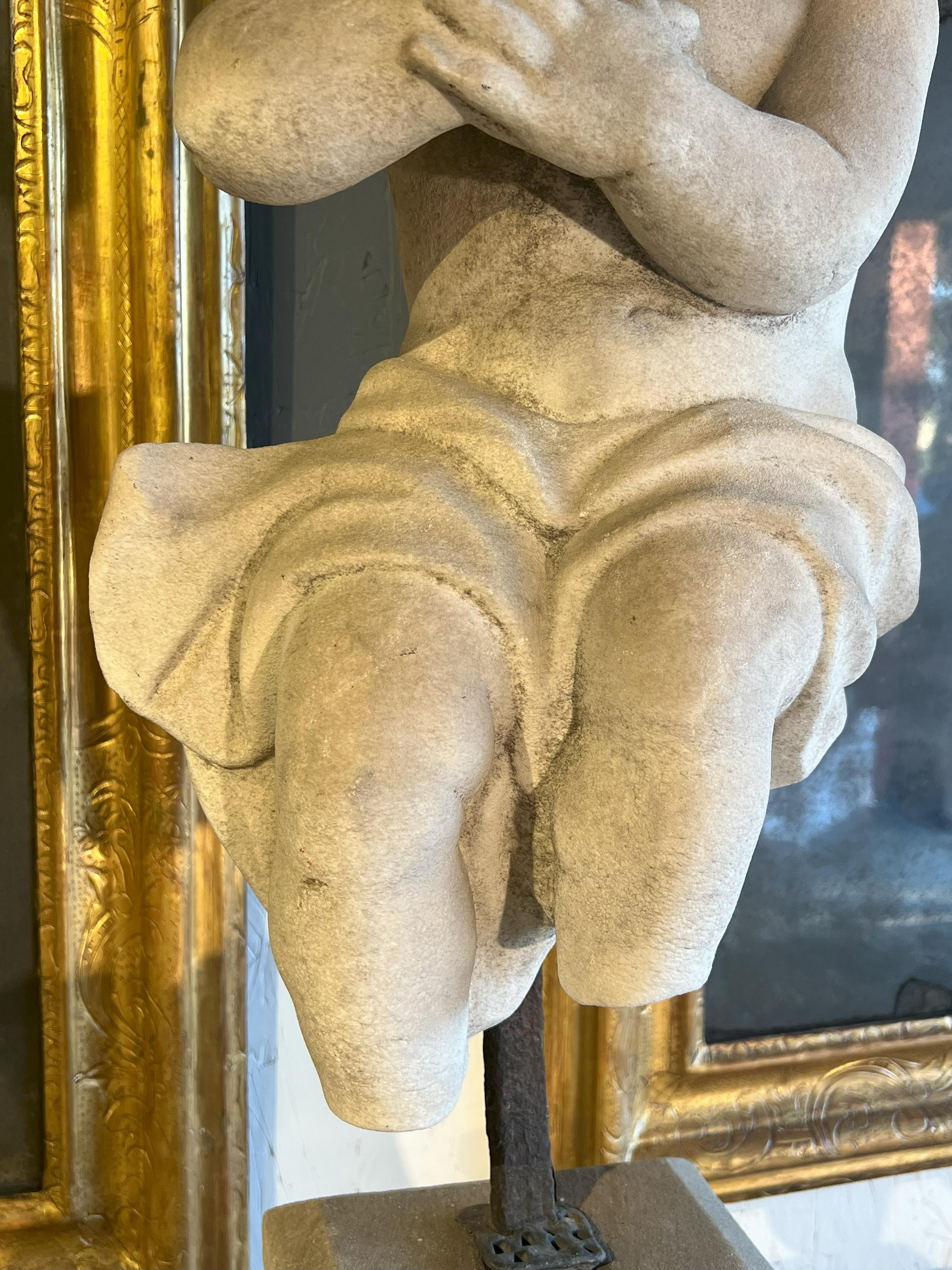 Italienische antike, tanzende Putto aus Marmor aus dem 18. Jahrhundert auf einem Sockel. im Angebot 12