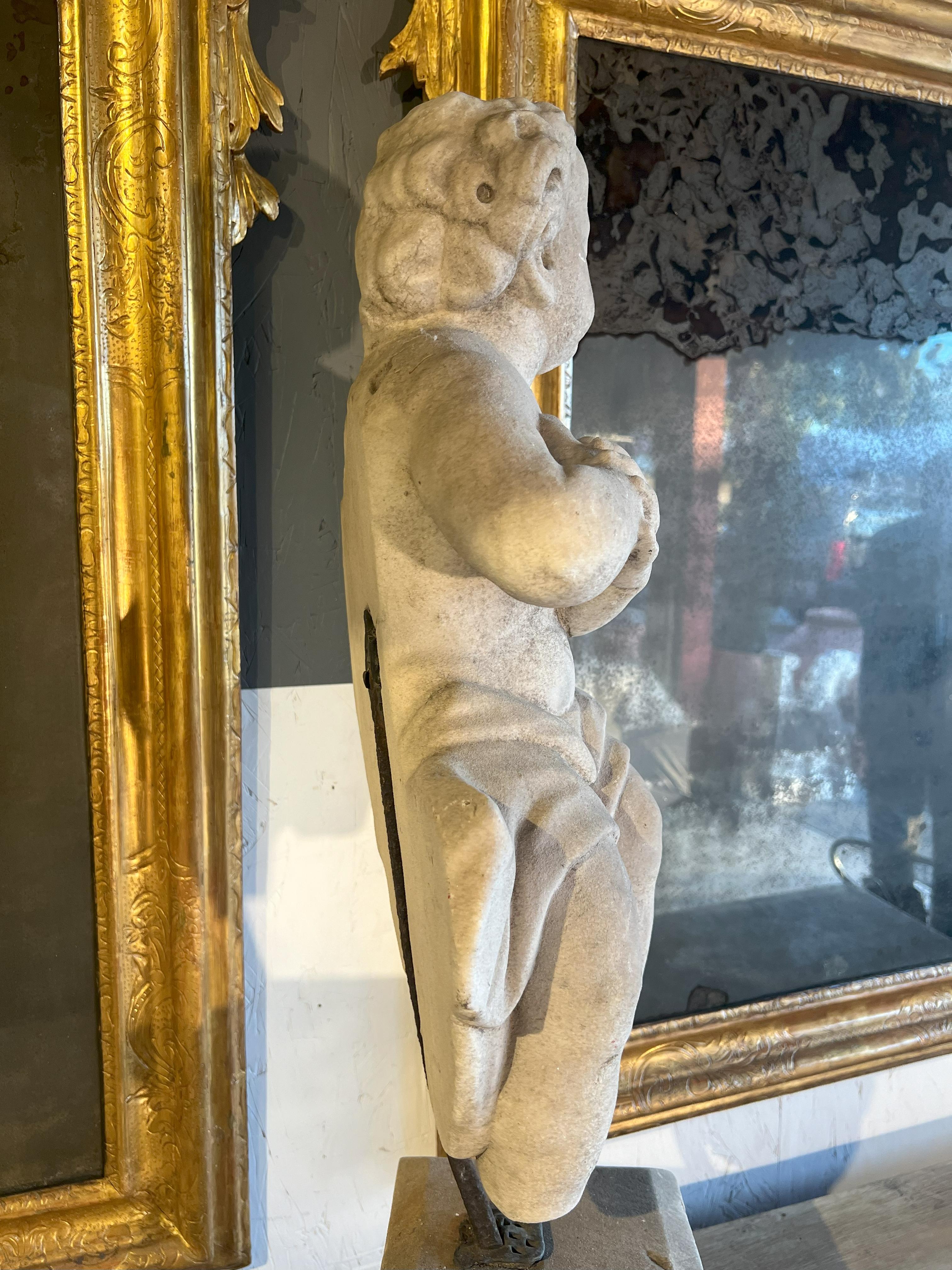 Italienische antike, tanzende Putto aus Marmor aus dem 18. Jahrhundert auf einem Sockel. im Angebot 13