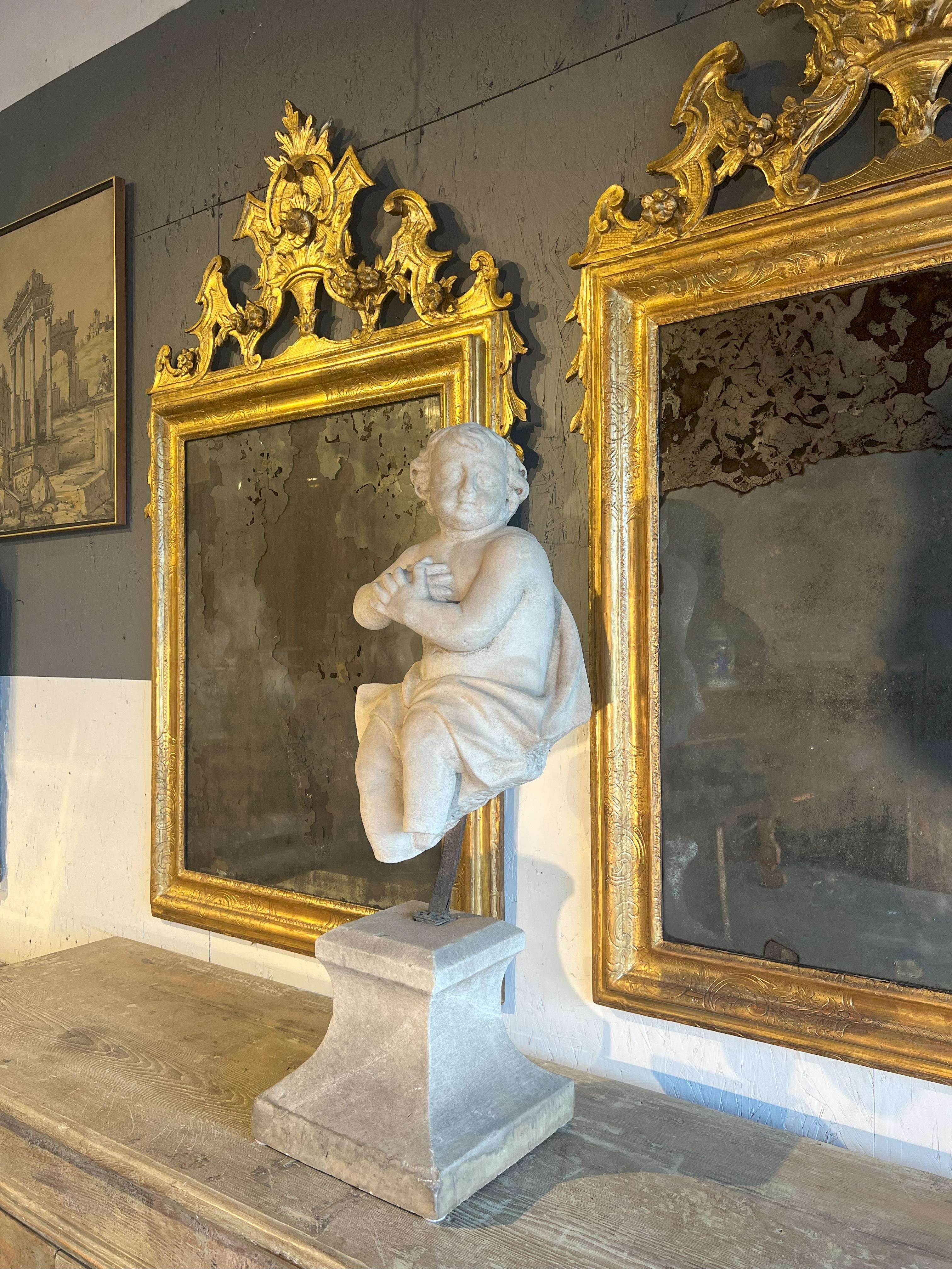 Italienische antike, tanzende Putto aus Marmor aus dem 18. Jahrhundert auf einem Sockel. (Barock) im Angebot