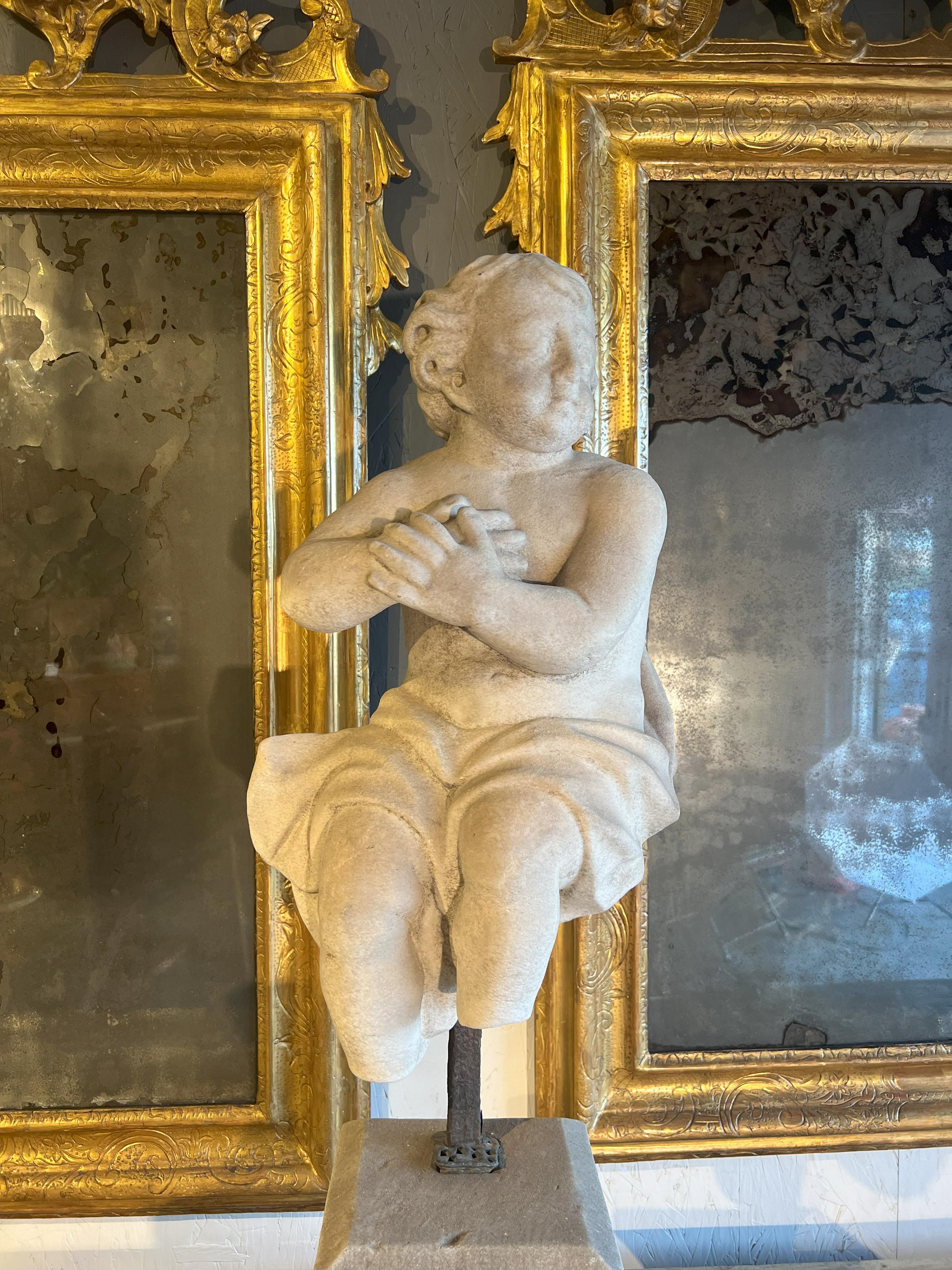 Italienische antike, tanzende Putto aus Marmor aus dem 18. Jahrhundert auf einem Sockel. im Angebot 1